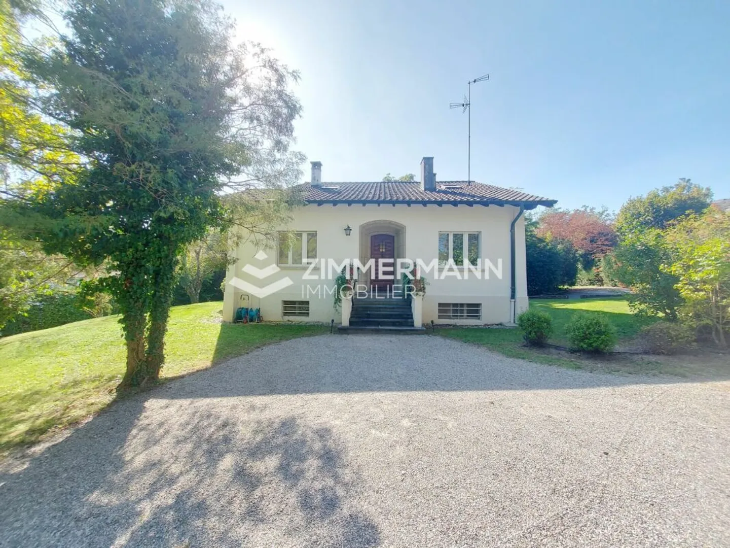 Genthod - Familienvilla auf einem wunderschönen, bewaldeten Grundstück von 2.000 m² - Foto 1 von 13