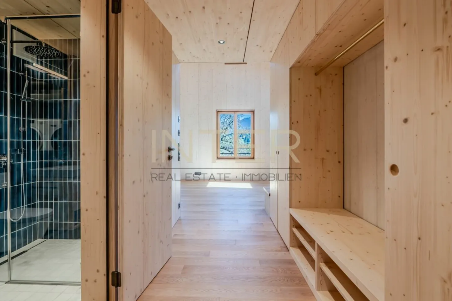First occupancy in Risch: Exclusive 4.5-room maisonette with gallery, fireplace and two loggias - Photo 9 of 13