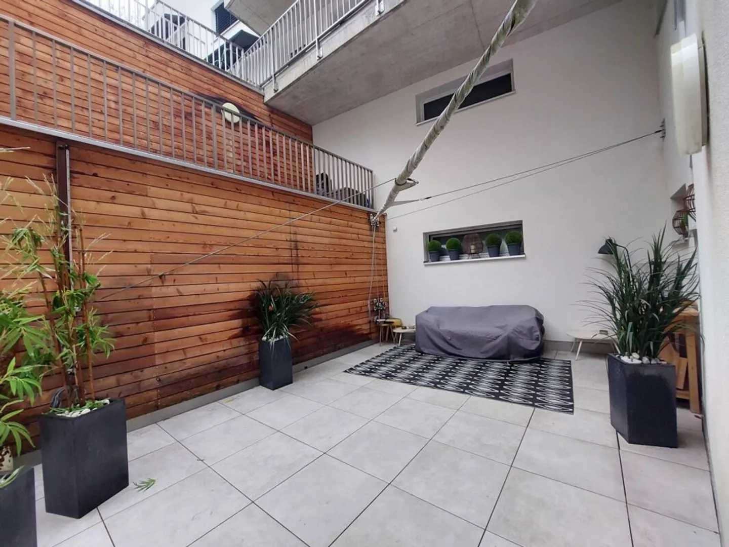 Zeitgenössische 3,5-Zimmer-Wohnung mit Terrasse und Garage - Foto 3 von 10