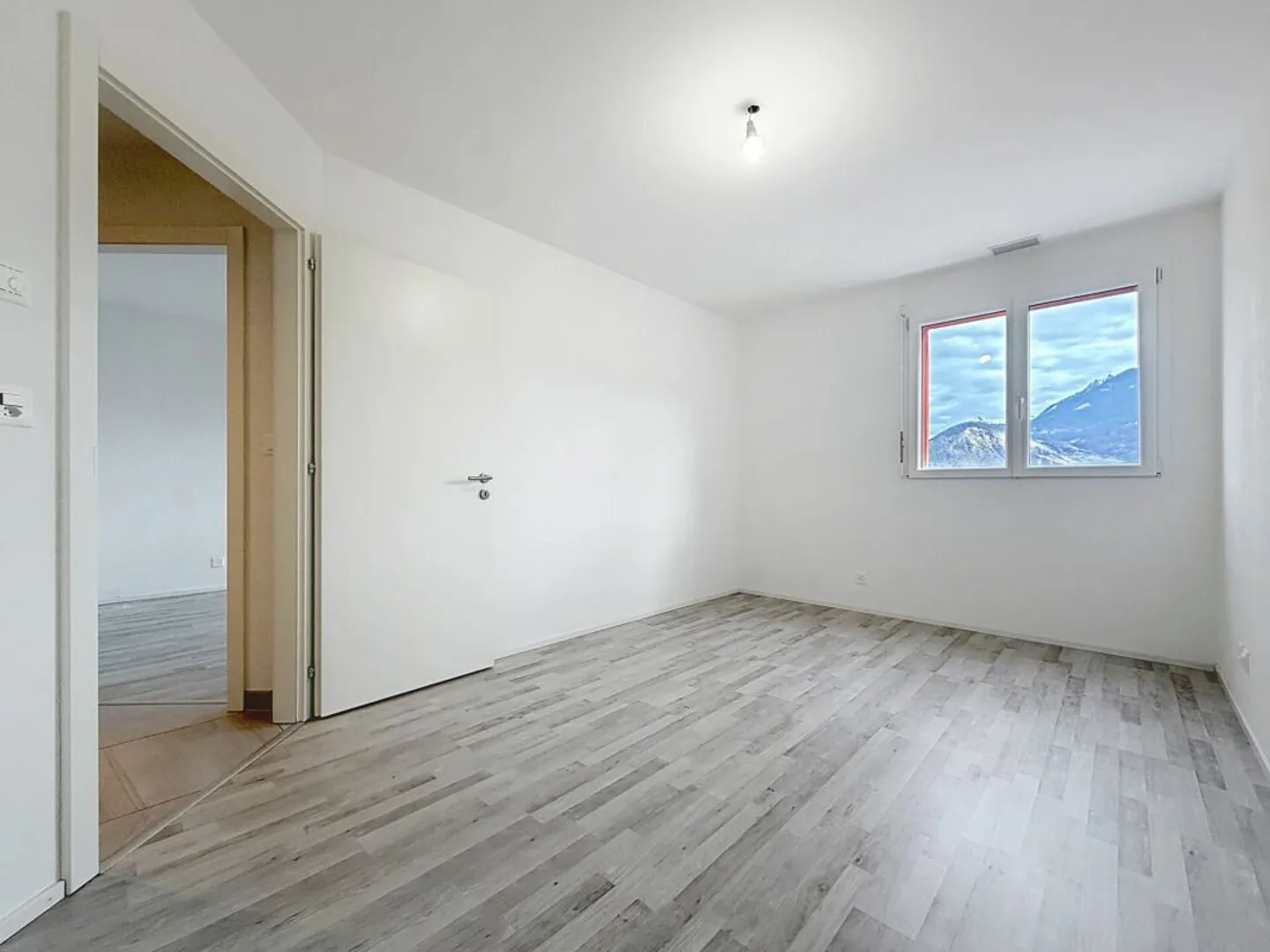 Very spacious 4.5 rooms with large balcony in Collombey - Photo 9 of 12