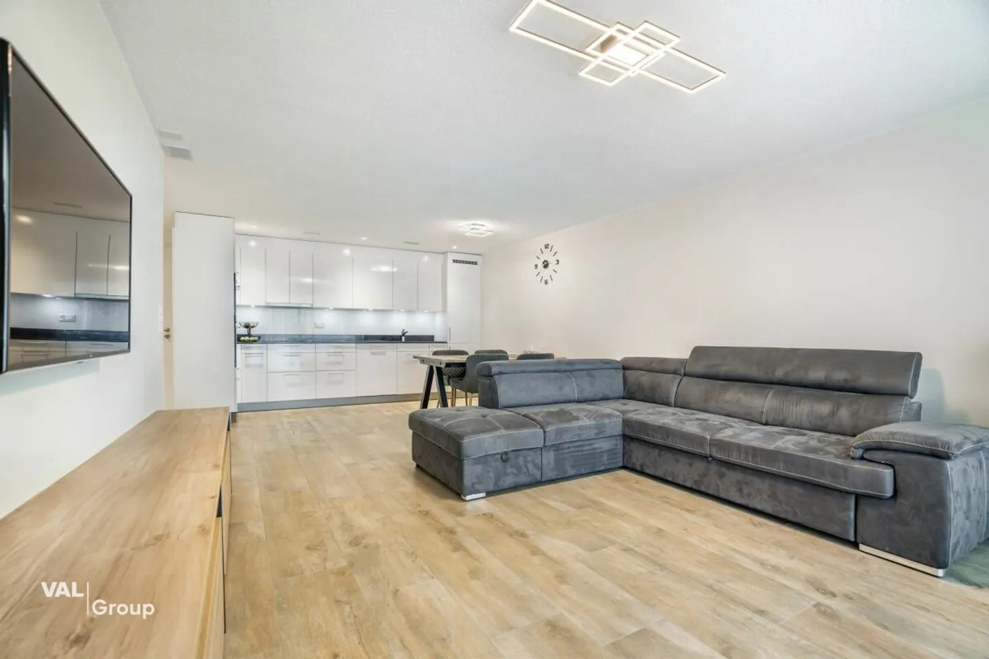 Newly built, bright apartment with generous private green space - Photo 4 of 13