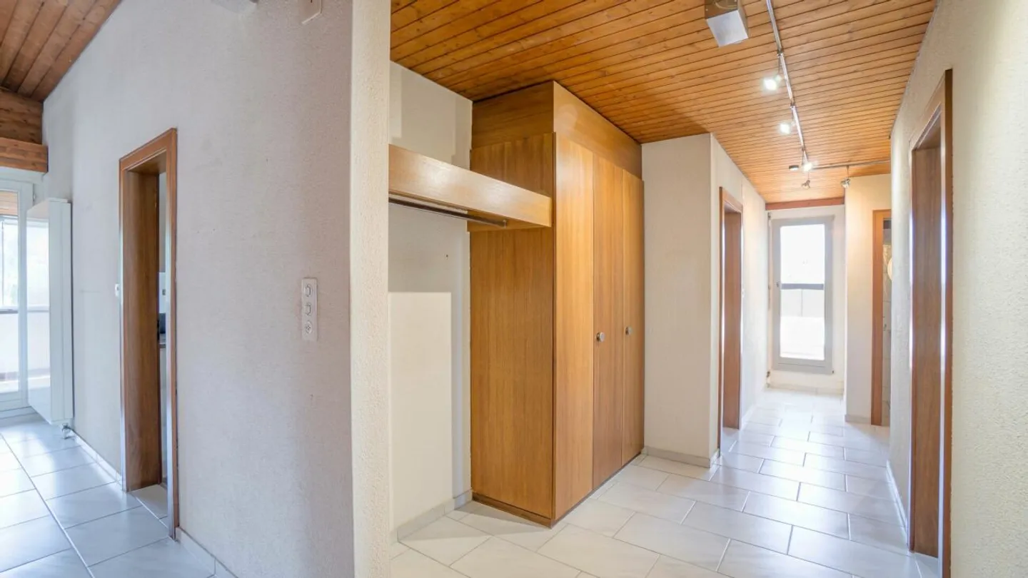 Ampio appartamento attico di 4,5 stanze con giardino d'inverno e bella vista - Foto 5 di 13