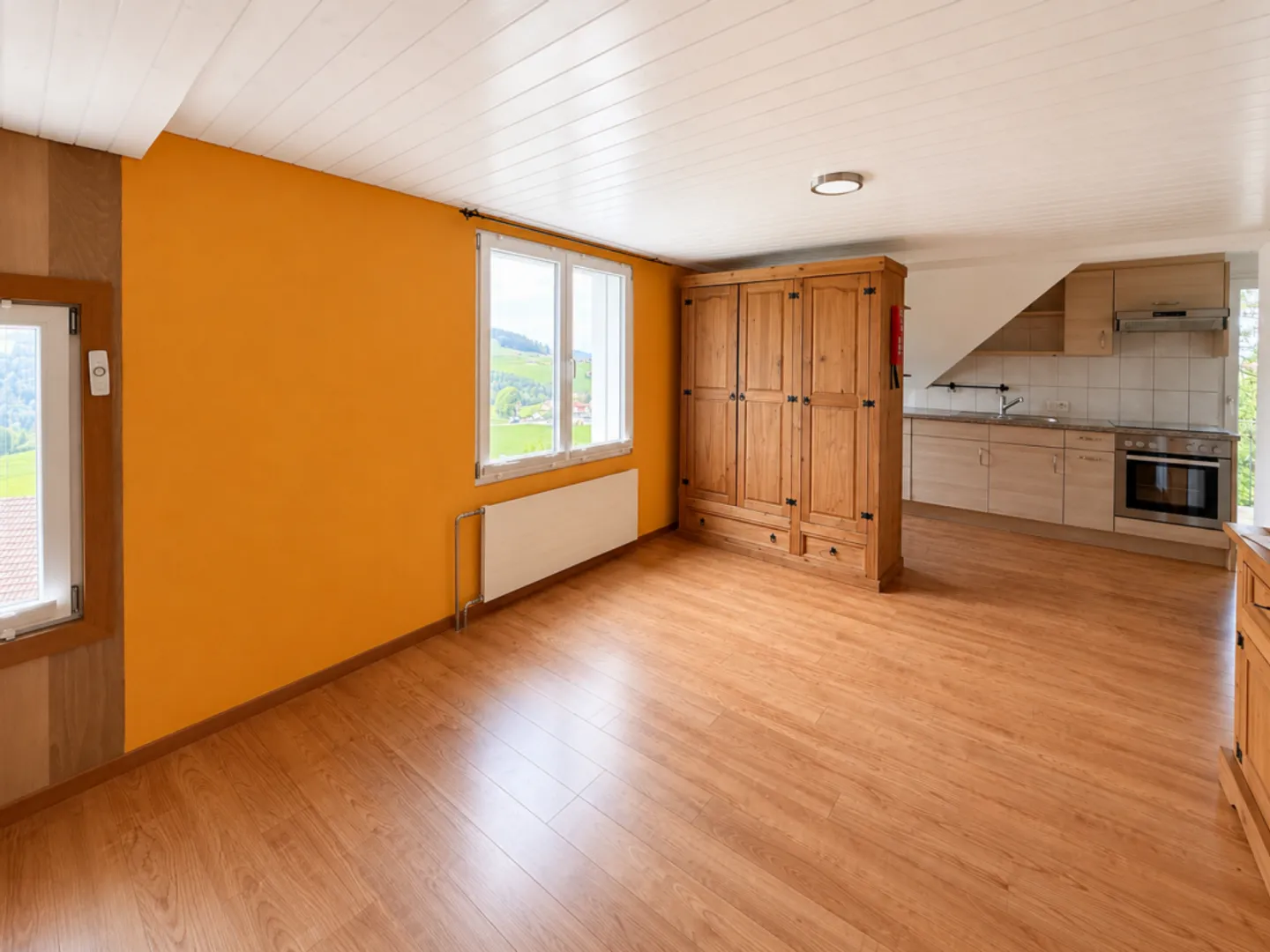 Modernized 3.5-room attic apartment with balcony and stunning view - Photo 4 of 13