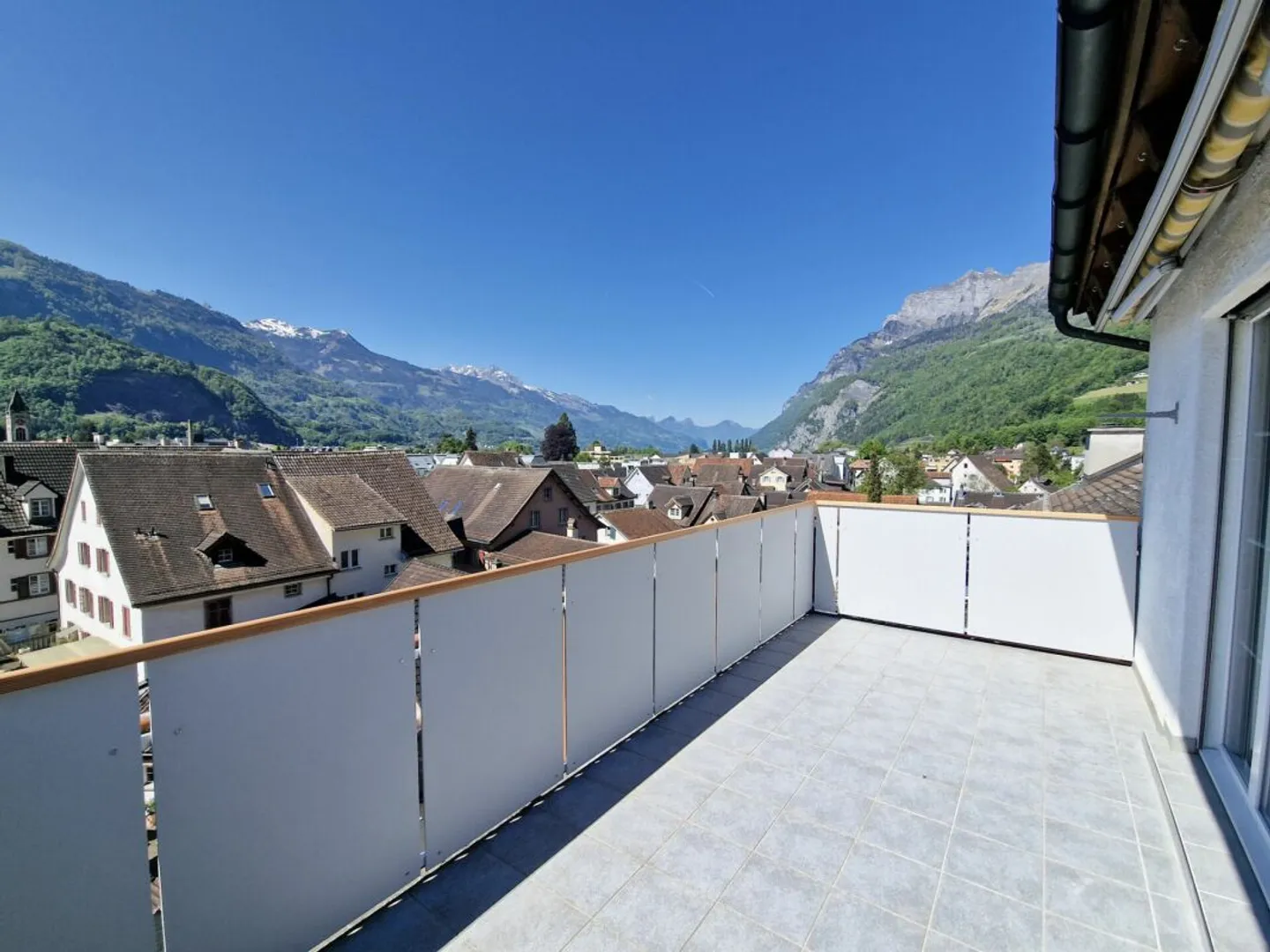 Move in and enjoy - completely renovated 3-room attic apartment (maisonette) - Photo 1 of 12
