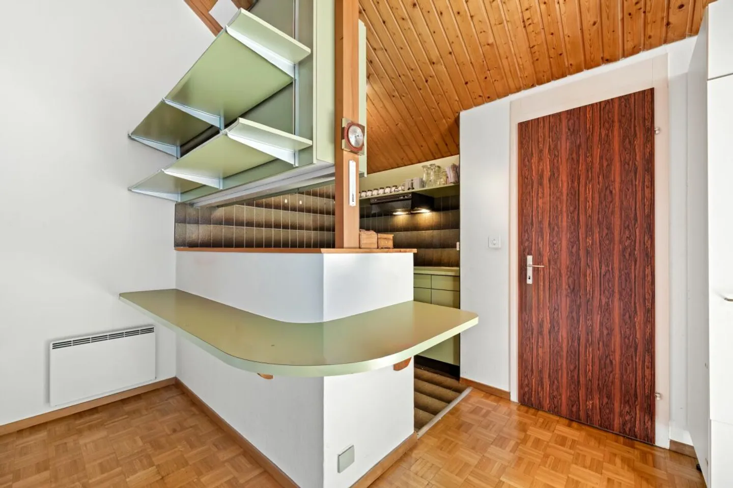 3.5 rooms with panoramic view of lake & mountains - Photo 5 of 13