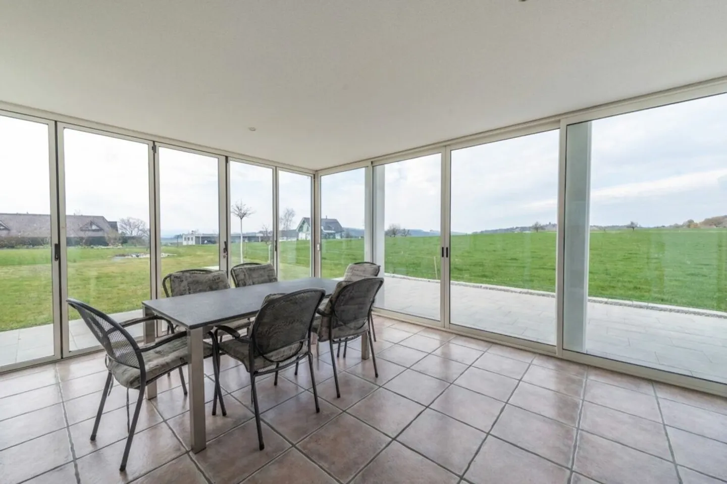 Appartement lumineux de 5,5 pièces avec terrasse et paradis vert privé - Photo 6 sur 13