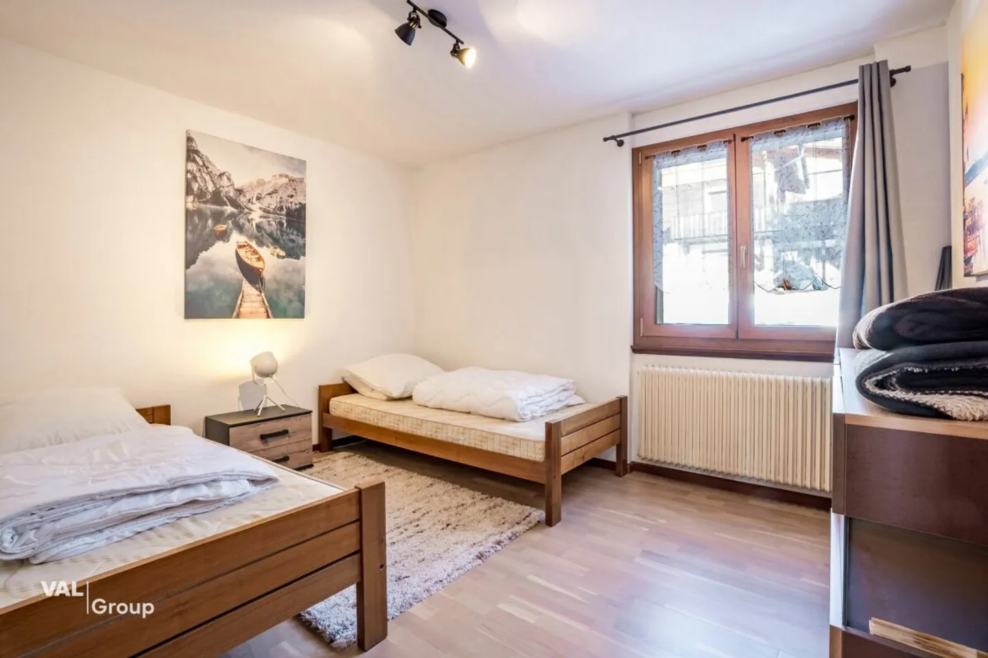 Un cocoon alpino luminoso con camino e vista libera - Foto 8 di 13