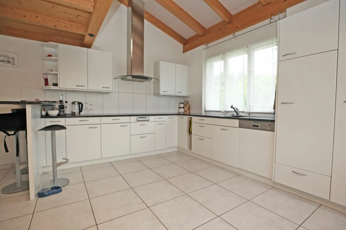 Appartement mansardé confortable de 5,5 pièces dans un endroit calme à Boll - Photo 4 sur 9