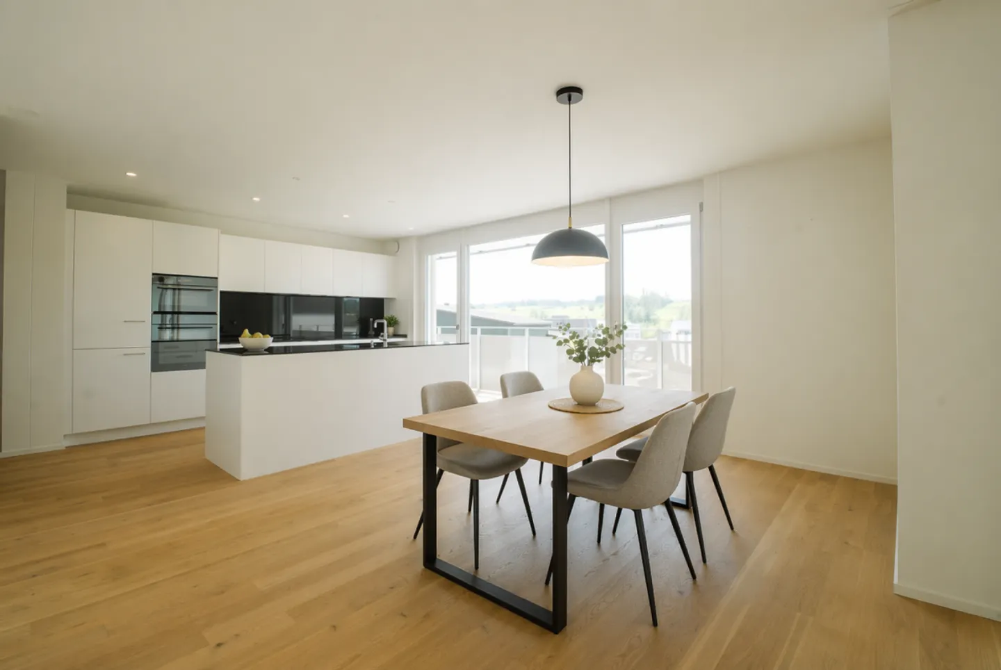 Noble 3.5-room apartment with south balcony, mountain view & garage - Photo 1 of 12