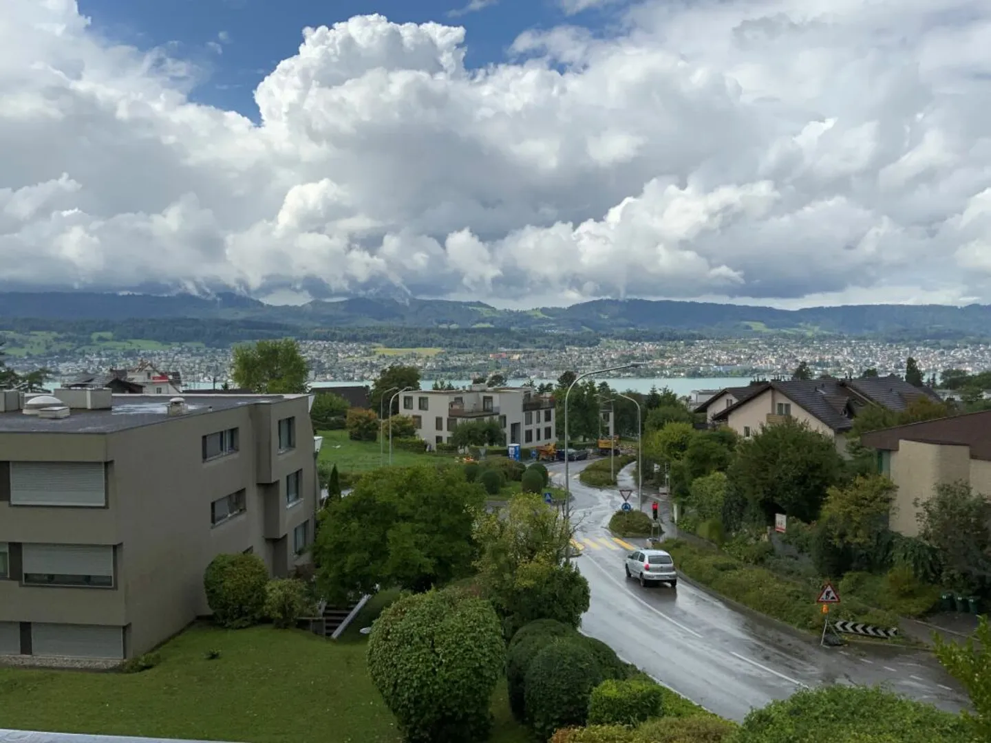 Appartement en attique 2.5 pièces avec vue imprenable sur le lac et les montagnes - Photo 6 sur 13