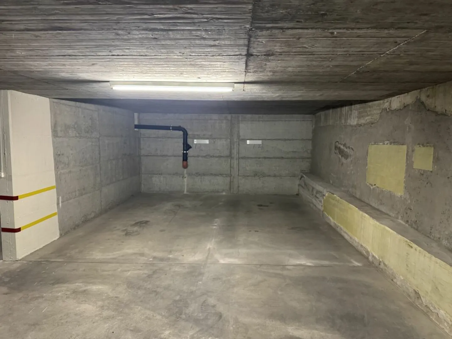 Geräumiger Tiefgaragenplatz - Foto 2 von 3
