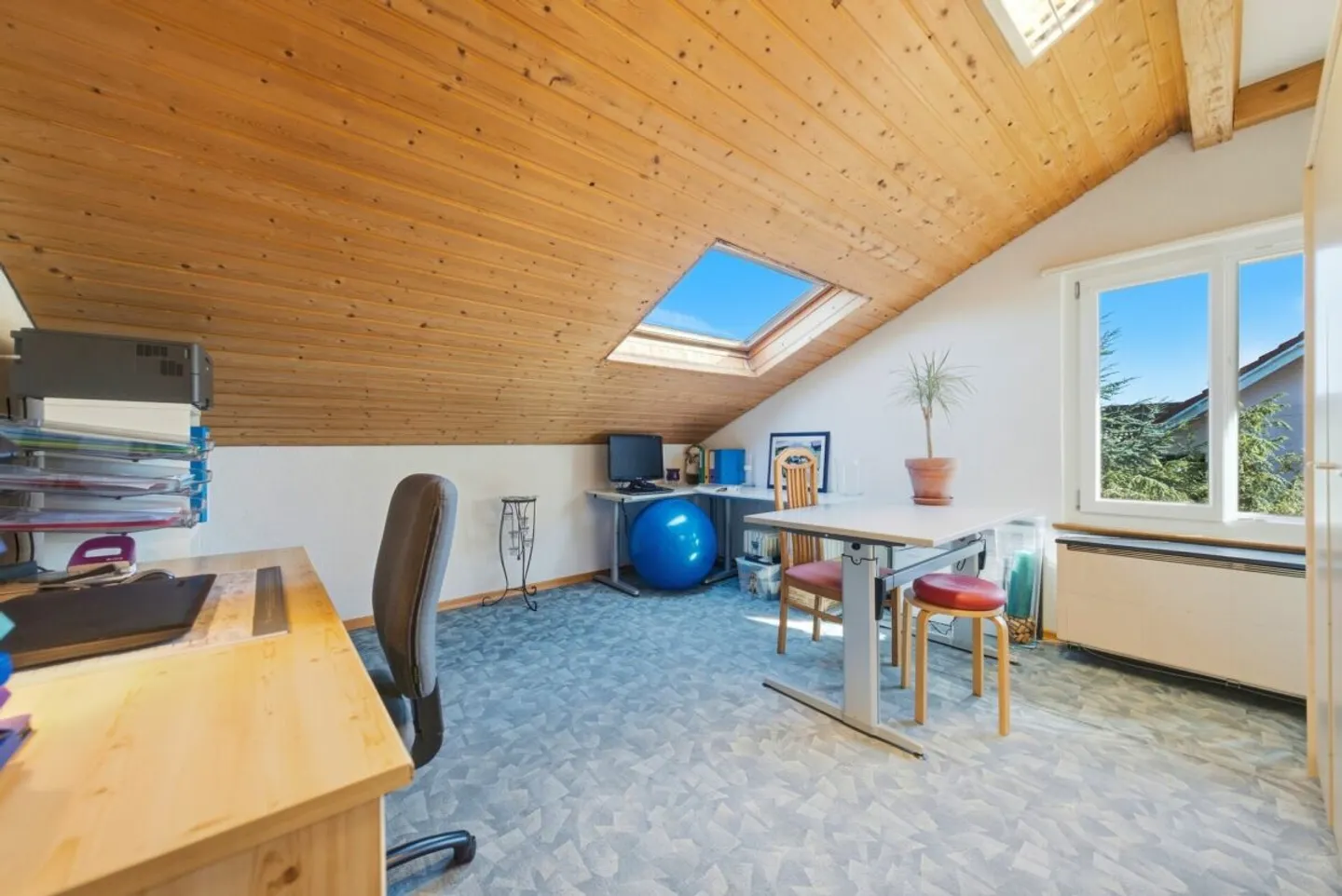 Near Lake Hallwil: A House with Character and Surprisingly Many Possibilities - Photo 7 of 13