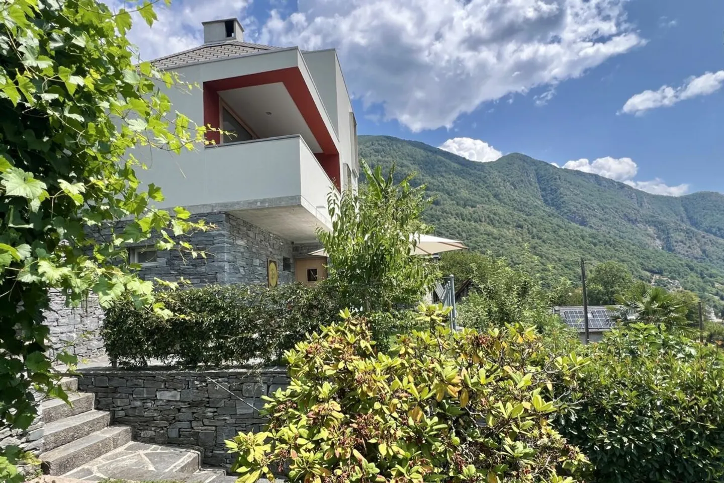 "L'architecture rencontre la nature" - Vie moderne dans la vallée Onsernone avec vue imprenable - Excellent état / Résidence principale - Photo 2 sur 13