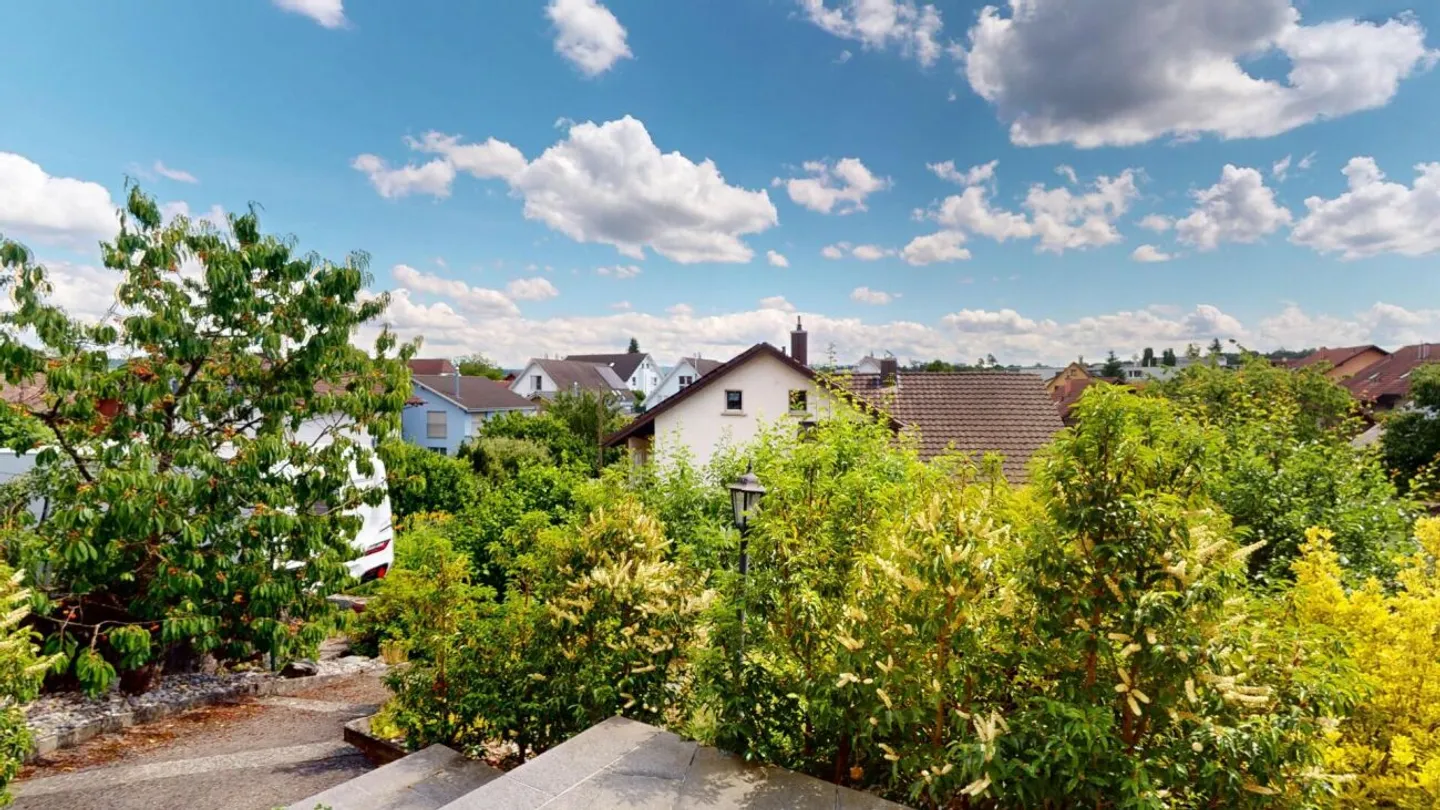 Charming Family Home with Garden - Photo 2 of 13