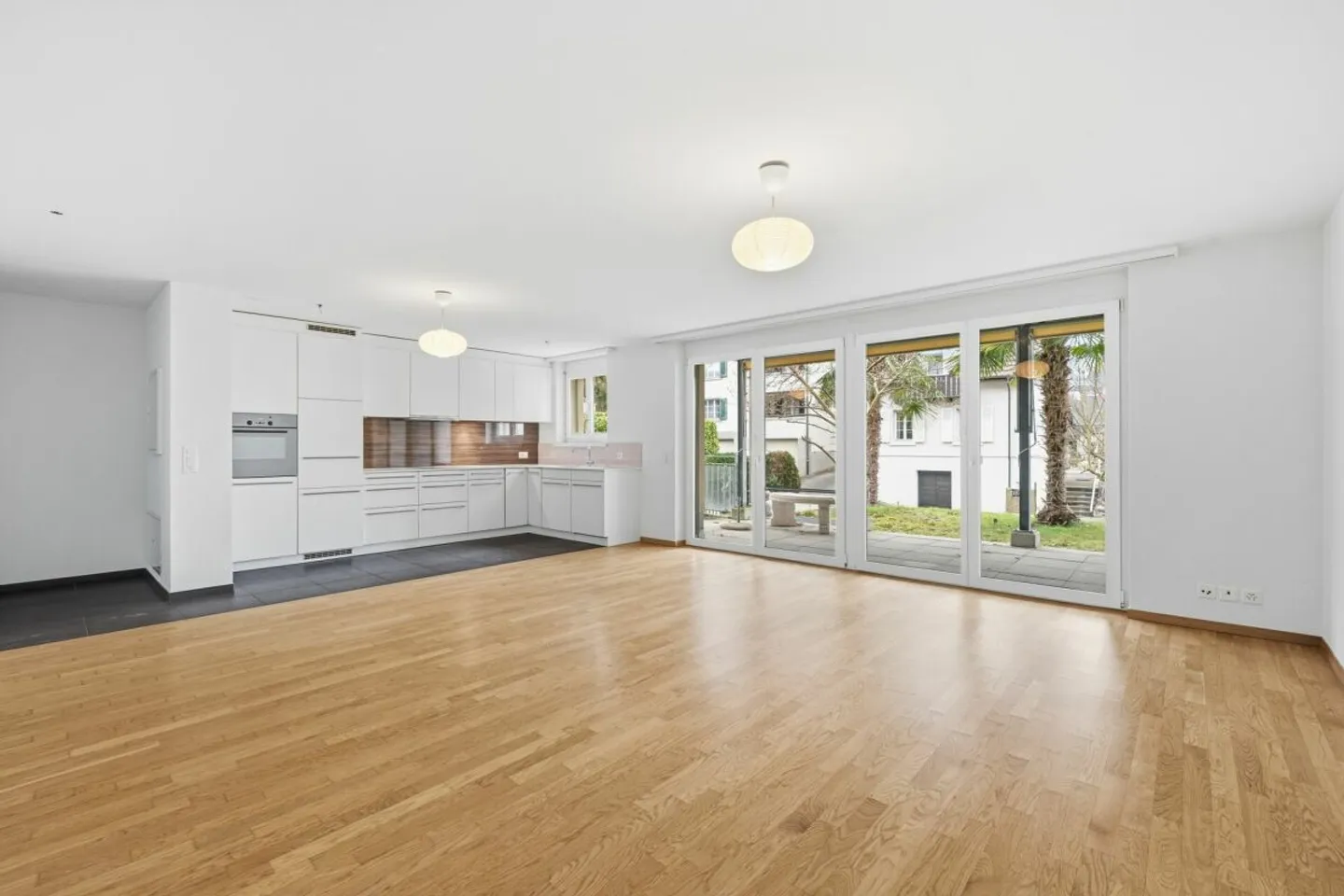 Felicità abitativa moderna con patio e giardino a Pfeffingen - Foto 4 di 13