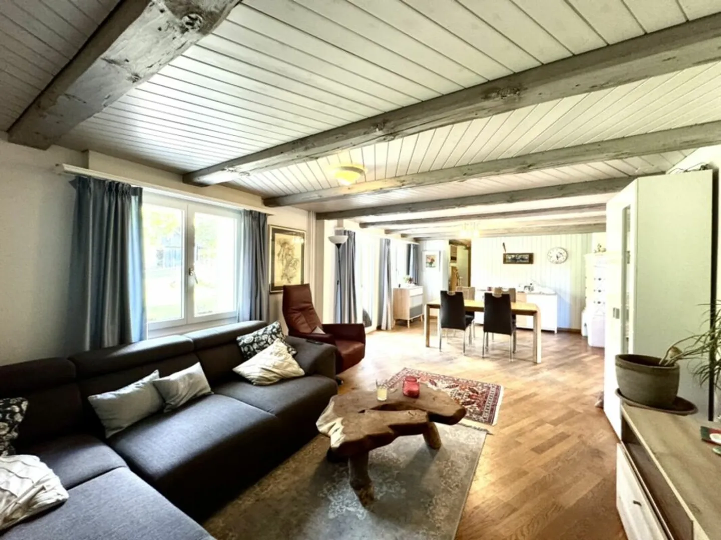 Grosses freistehendes 7.5-Zimmer-Bauernhaus für Pferdeliebhaber oder Kleintierhalter! Pferdeboxen, Remise, Wald und Wiesen .... - Foto 3 di 13