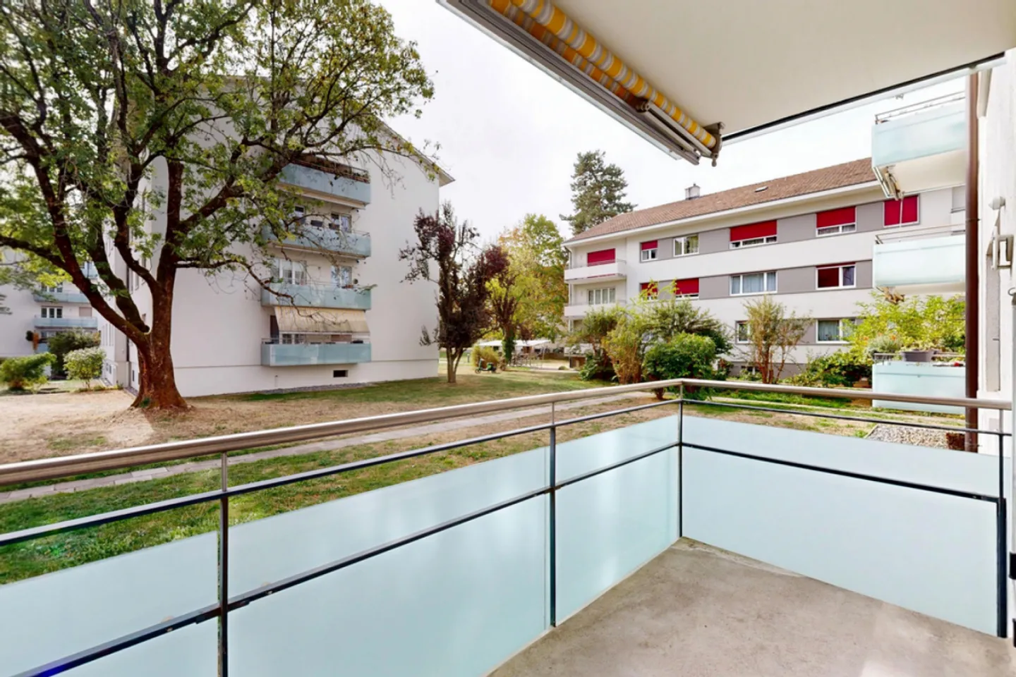 Appartement lumineux de 3 pièces au rez-de-chaussée avec balcon et lave-linge-sèche-linge - Photo 3 sur 11