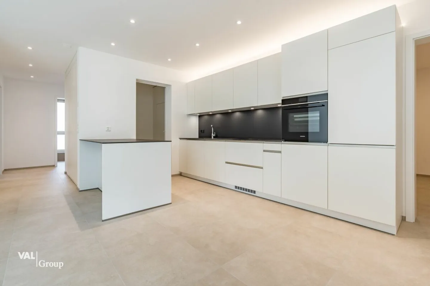 Spacious 2.5 Room Apartment with Generous Garden Area - Photo 3 of 13