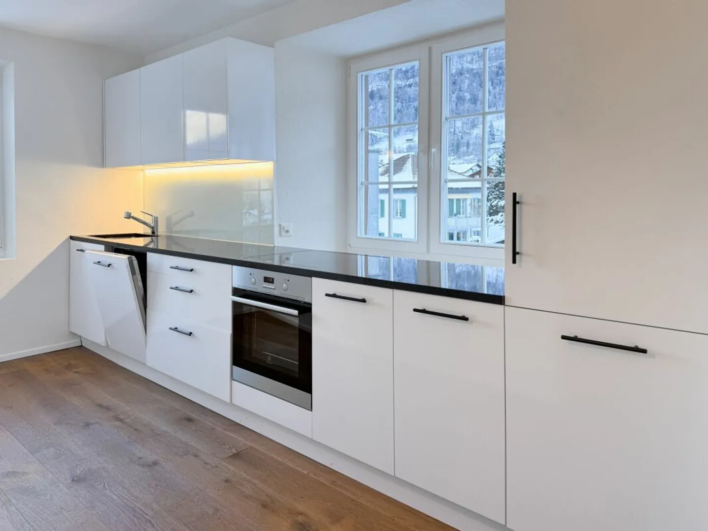 GLÄRNISCHBLICK | appartement sous les combles rénové de 2,5 pièces dans un emplacement central à Mollis GL - Photo 2 sur 11