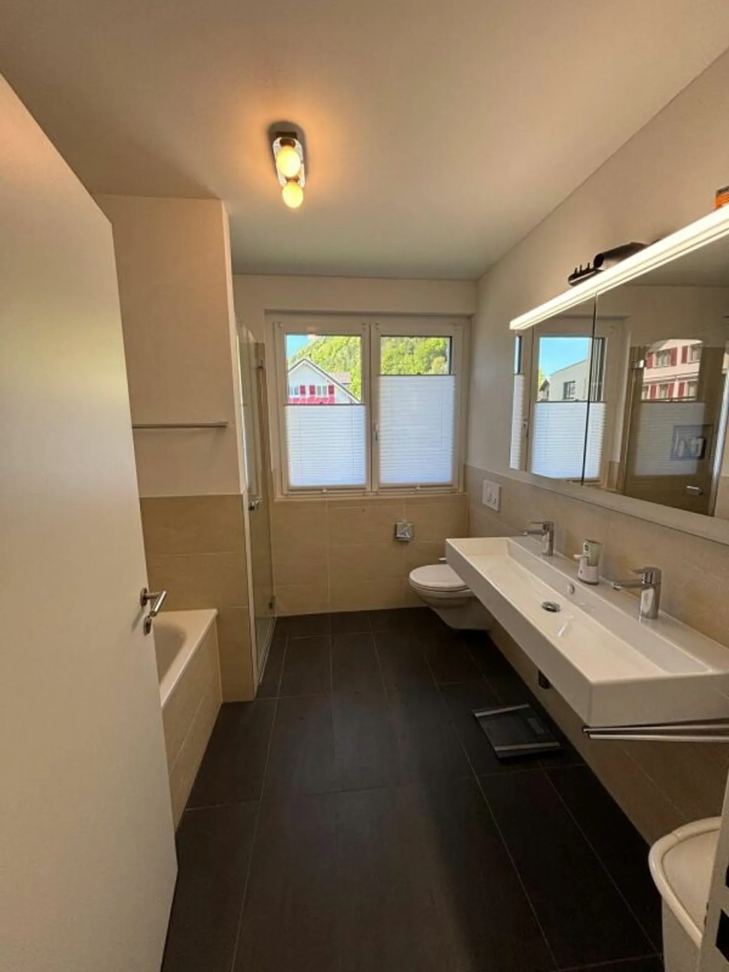 Appartement moderne et spacieux de 4,5 pièces - Photo 3 sur 9