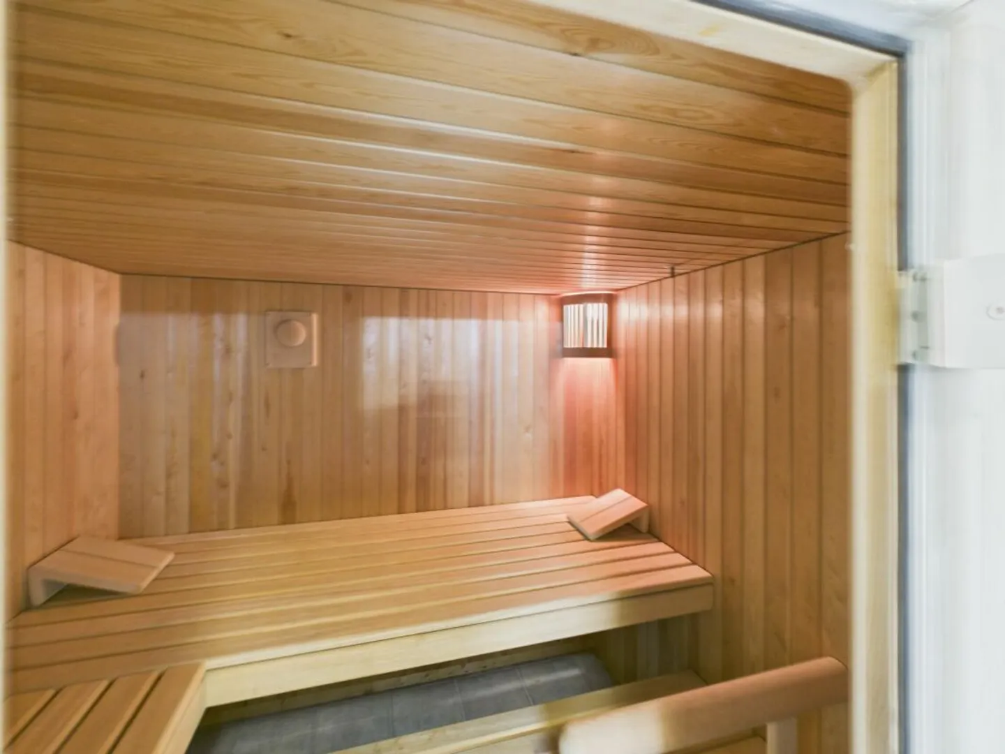 Maison semi-détachée spacieuse et bien entretenue - Photo 8 sur 12