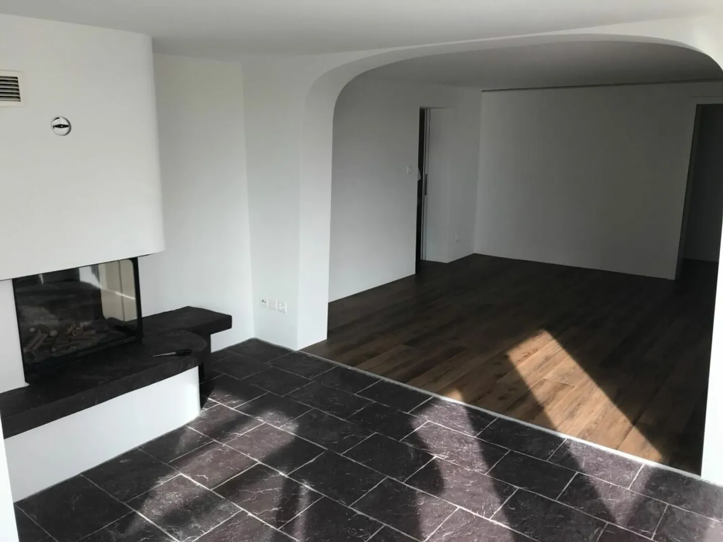 Ruhige Hanglage im Weinberg: Exklusive 4-Zimmer-Wohnung mit grosszügigem Parkangebot - Foto 1 von 10