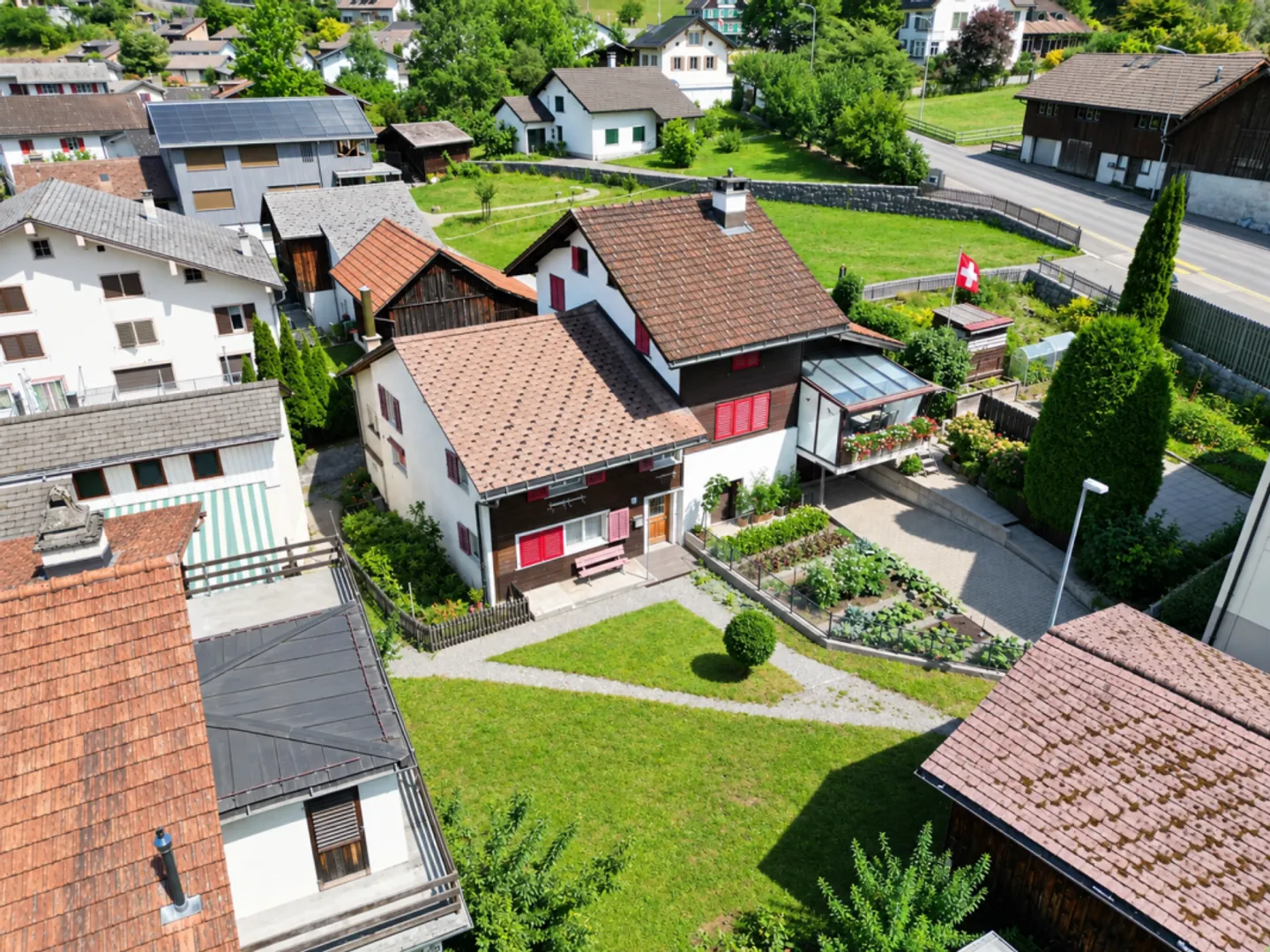 Charmanter Hausteil mit grosszügigem Garten an sonniger und zentraler Lage in Mollis - Photo 2 of 13