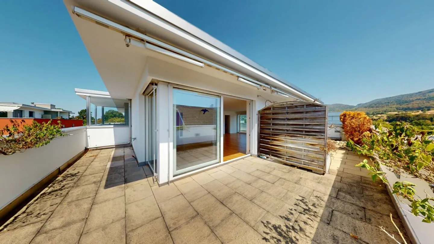 Ready for immediate occupancy - bright penthouse apartment in Aesch BL - Photo 4 of 13
