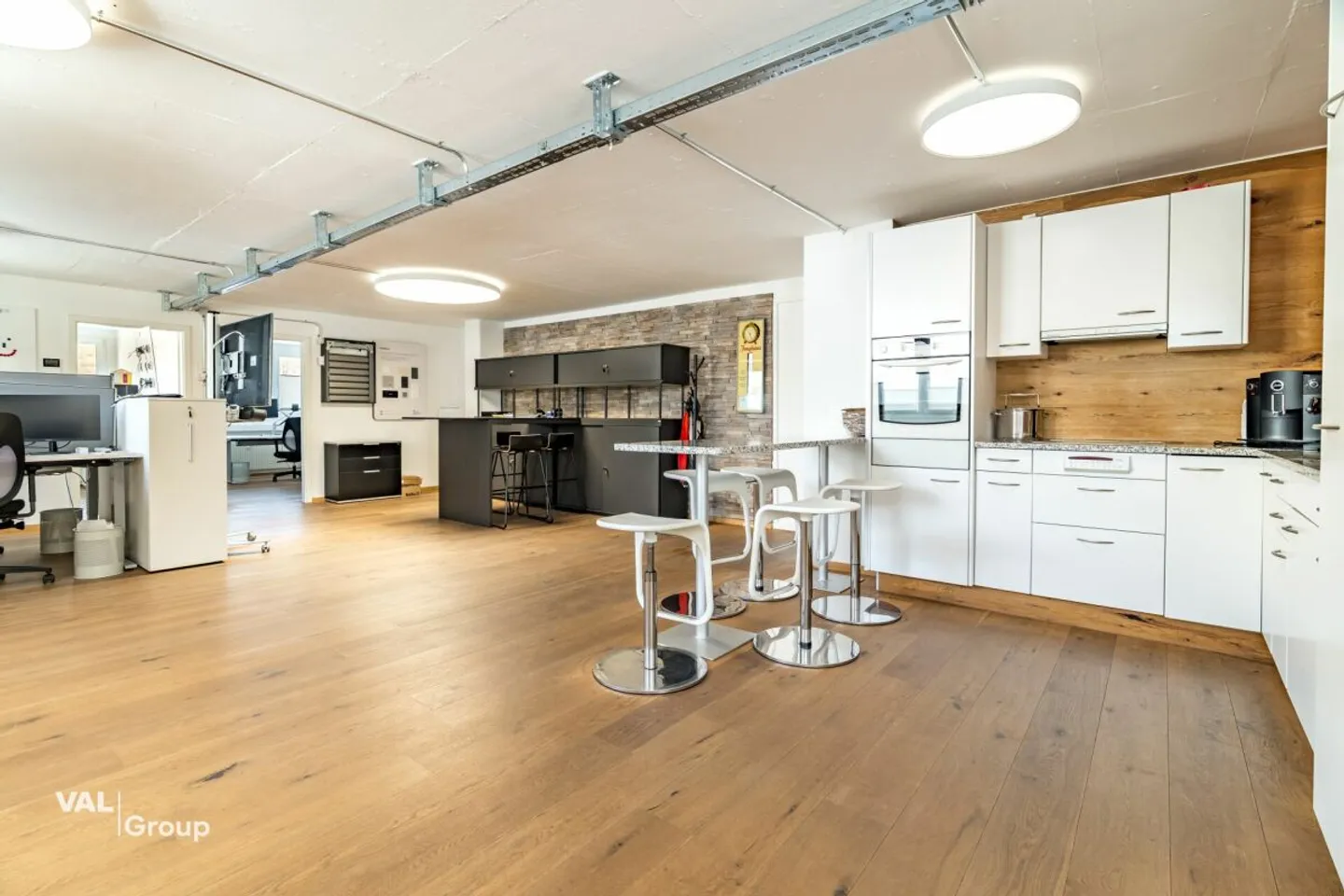 Versatile commercial premises with storage and office - ideal for SMEs or service providers - Photo 2 of 13