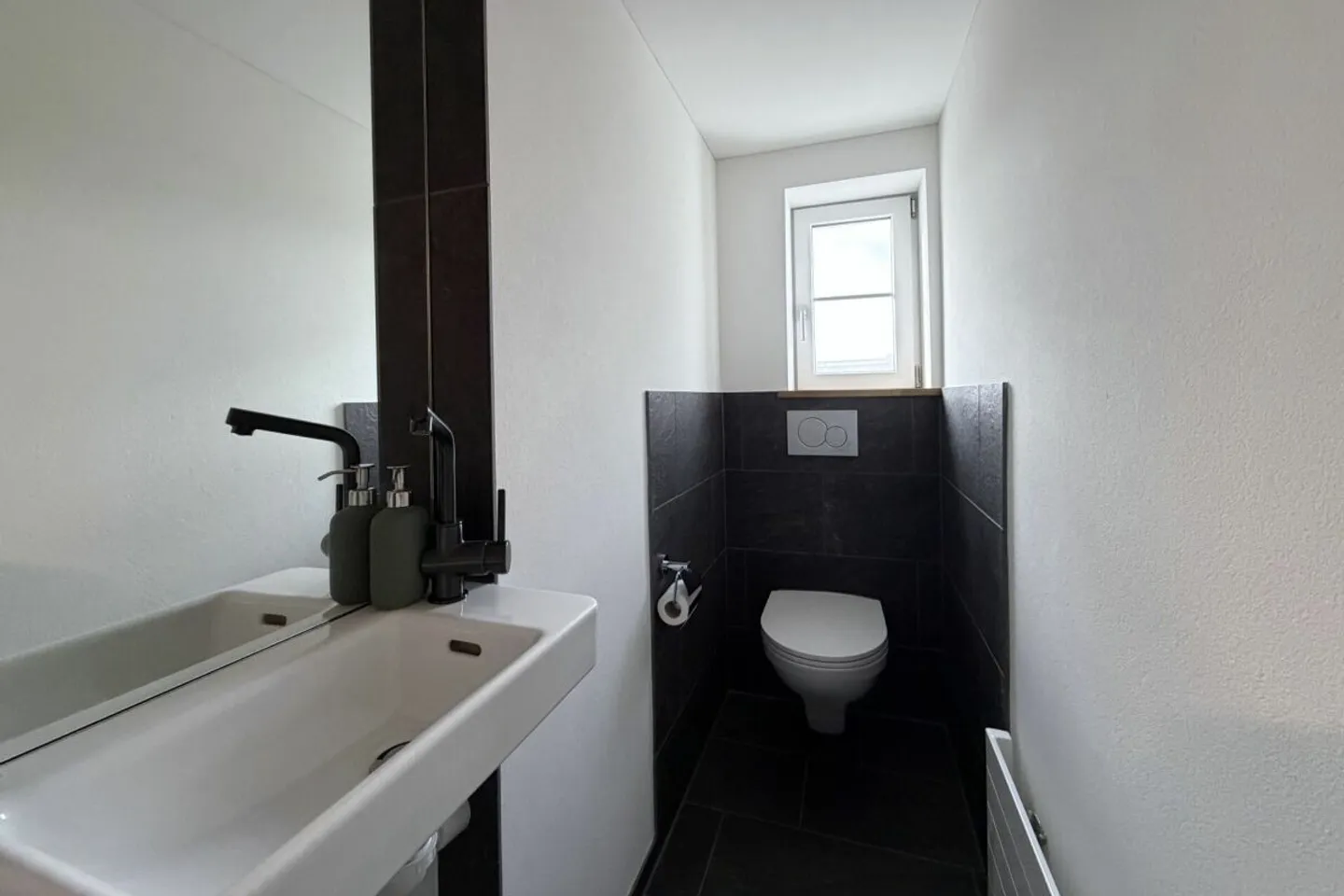 Felicità abitativa centrale a Hinwil: Casa storica di 6,5 stanze con 2 unità - Foto 9 di 12