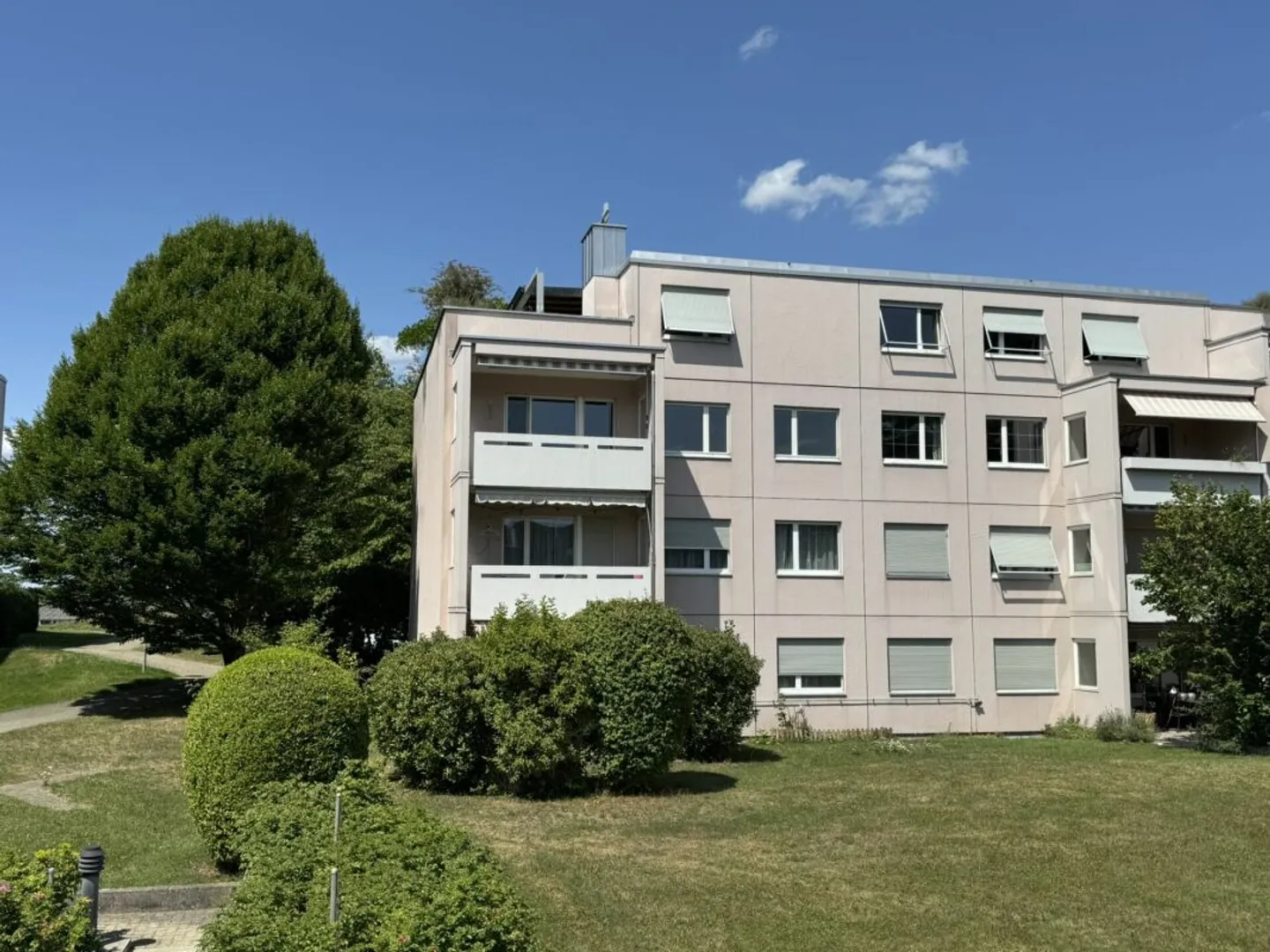 Appartement rénové de 4 pièces avec balcon sud et garage souterrain à Greifensee - Photo 1 sur 10