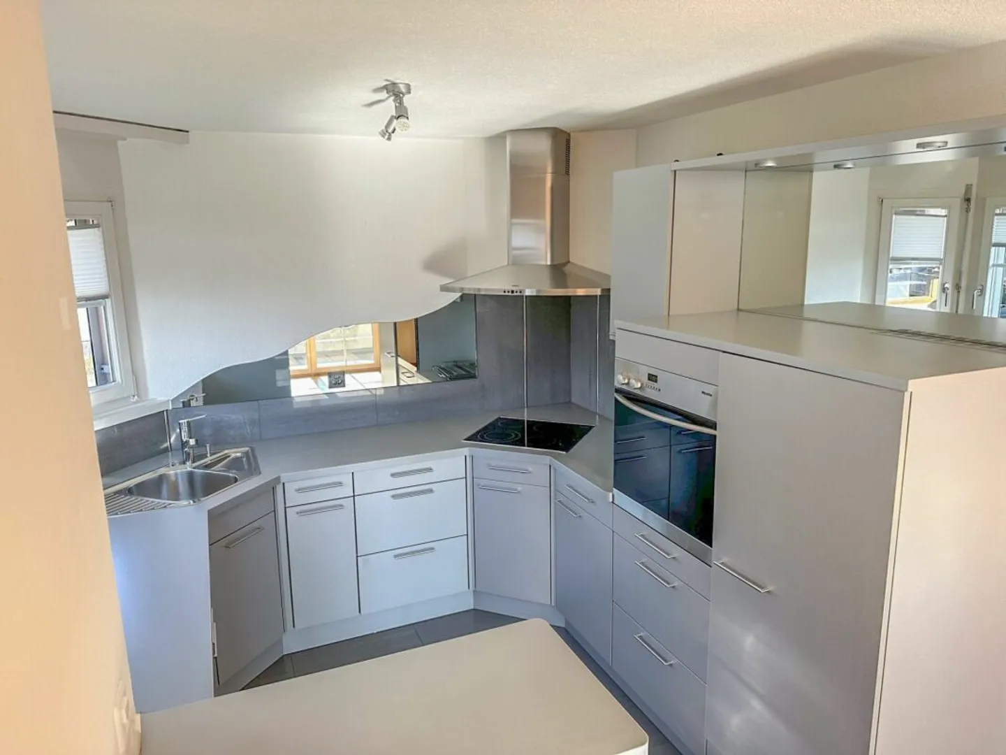 Appartement en rez-de-chaussée lumineux de 5,5 pièces avec beaucoup de confort de vie - Photo 2 sur 13