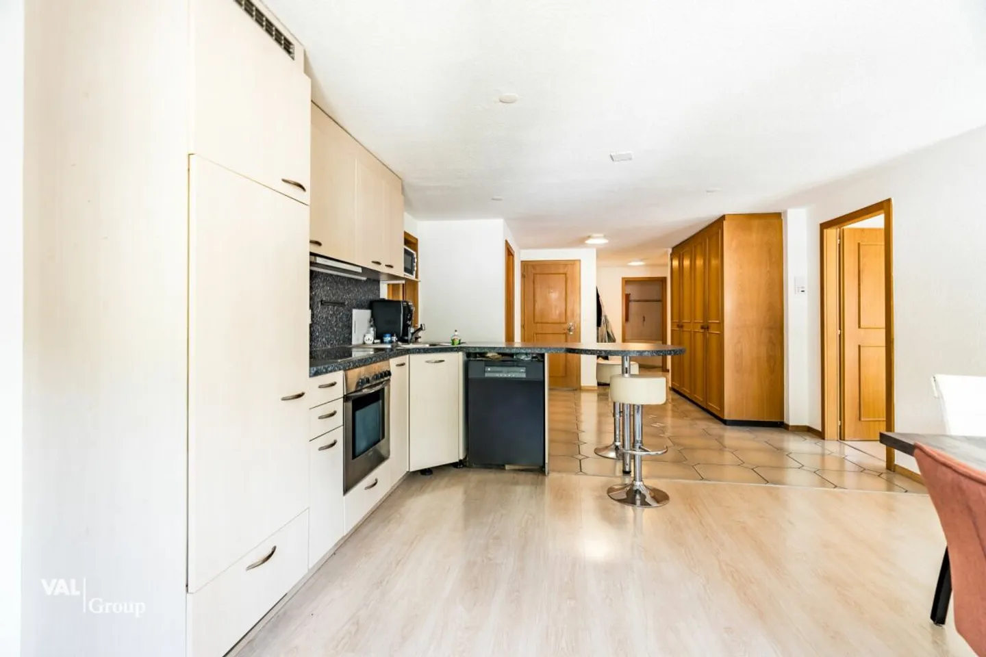 Appartement extrêmement central avec deux balcons et une lumière généreuse - Photo 3 sur 13