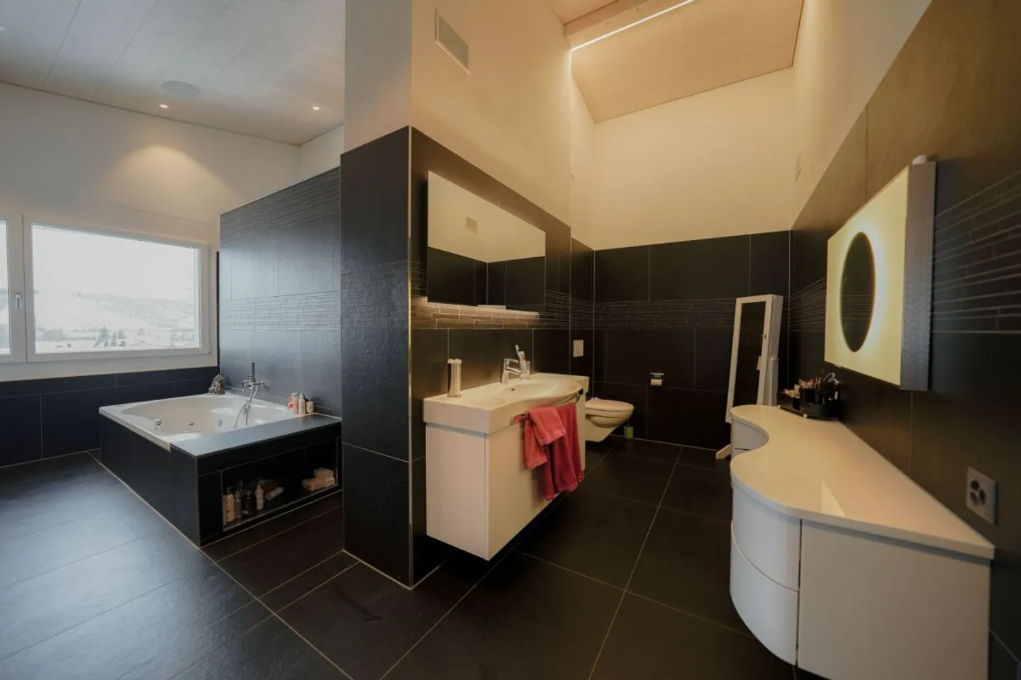 Un luxe pur! Élégante oasis de 4,5 pièces avec une hauteur sous plafond de 6 m, salle de bain spa attenante et loggia vitrée - Photo 10 sur 13