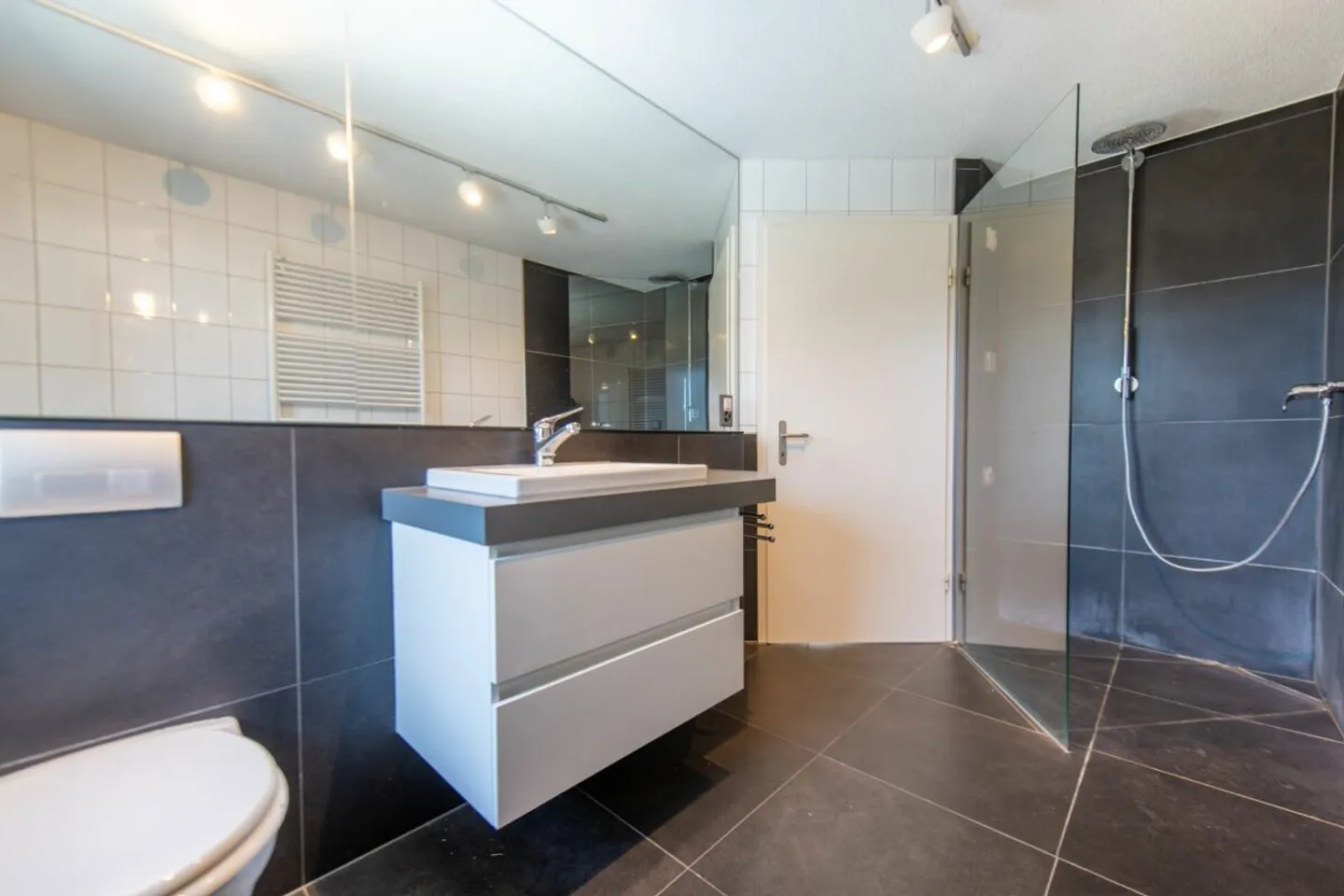 Arrive and feel at home: 6.5-room semi-detached house in a family-friendly residential area - Photo 12 of 13