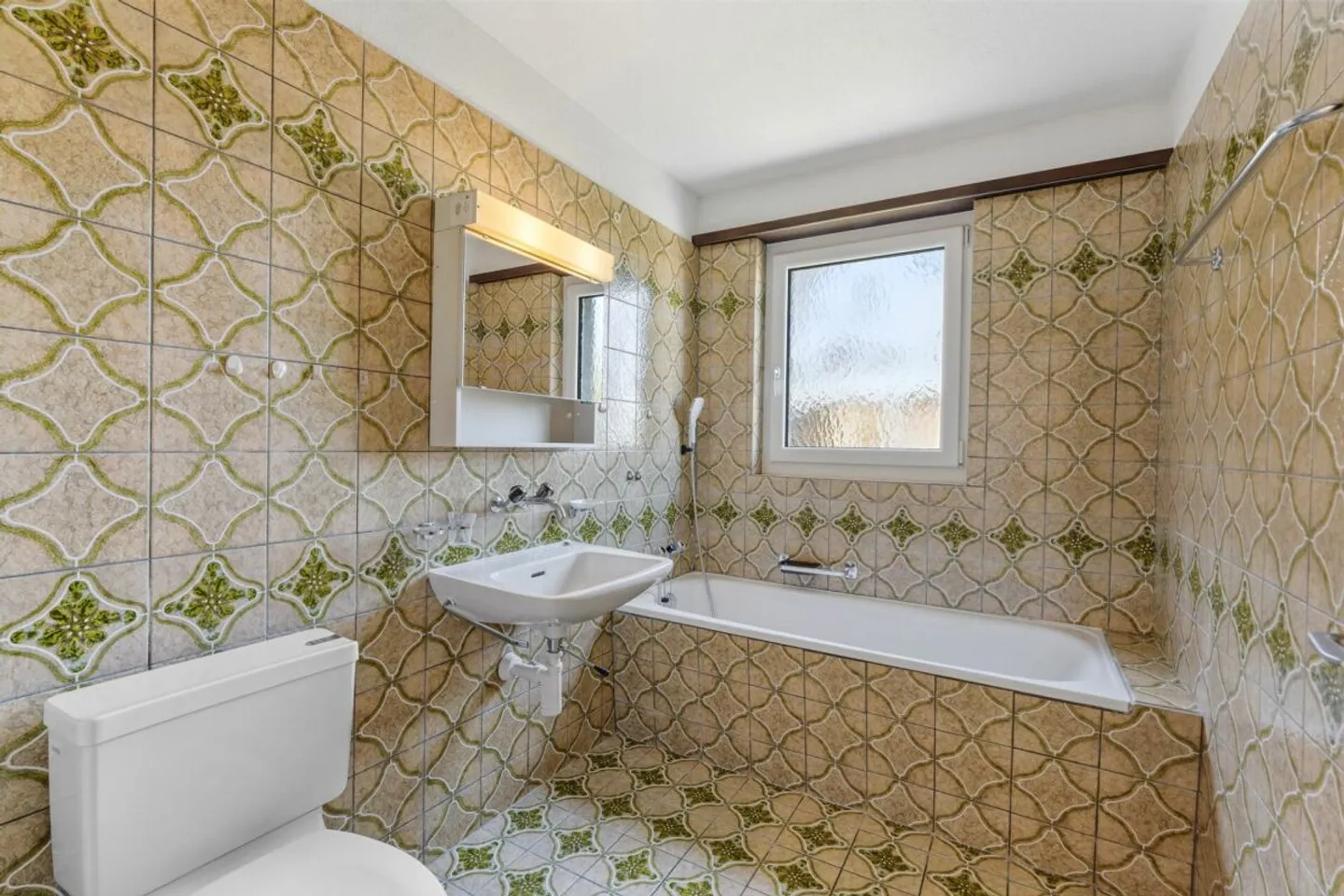 Affascinante casa bifamiliare di 6,5 stanze con vista e potenziale a Ebikon - Foto 5 di 8