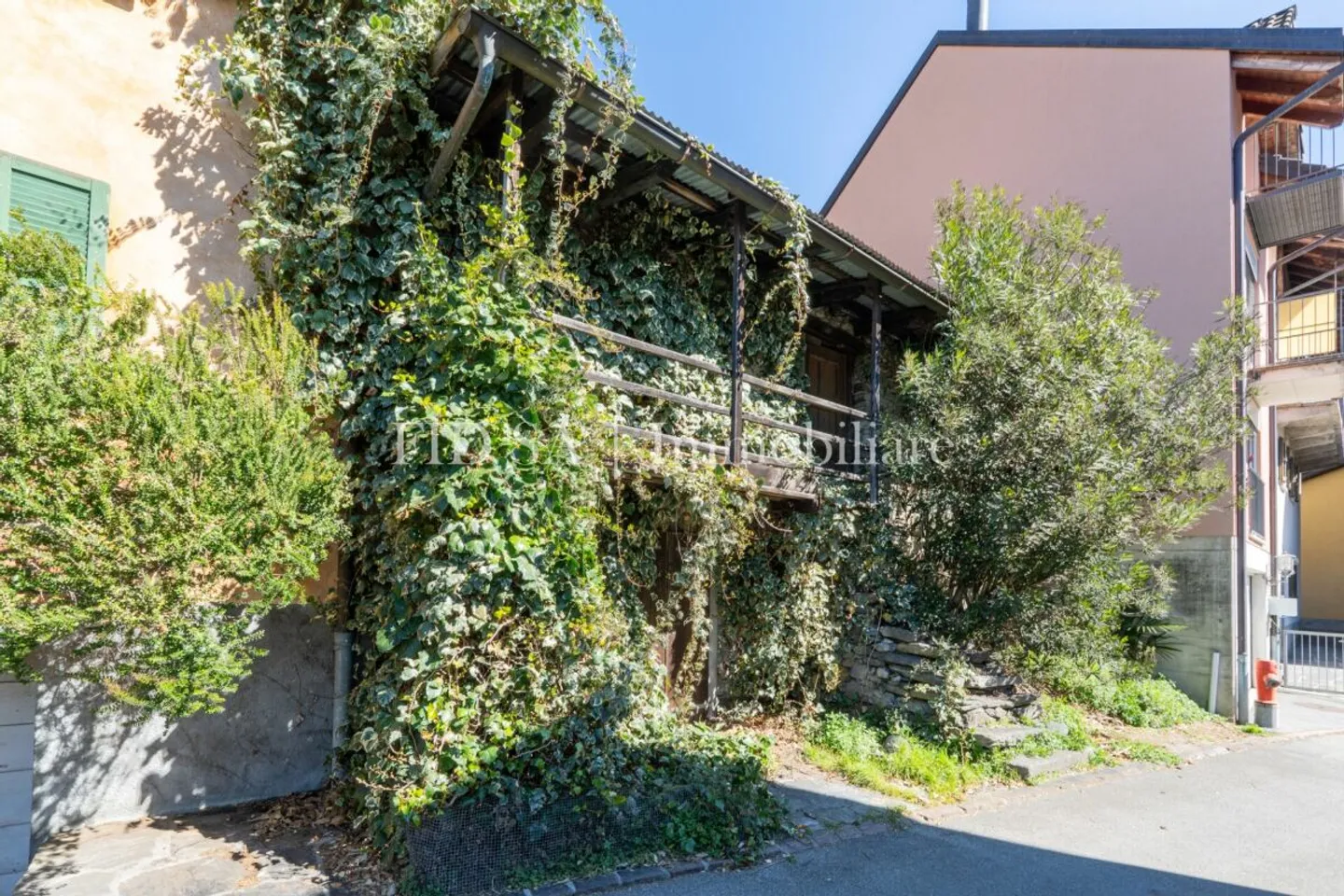 GUDO - Rustico con licenza edilizia approvata in posizione soleggiata - Photo 1 of 6