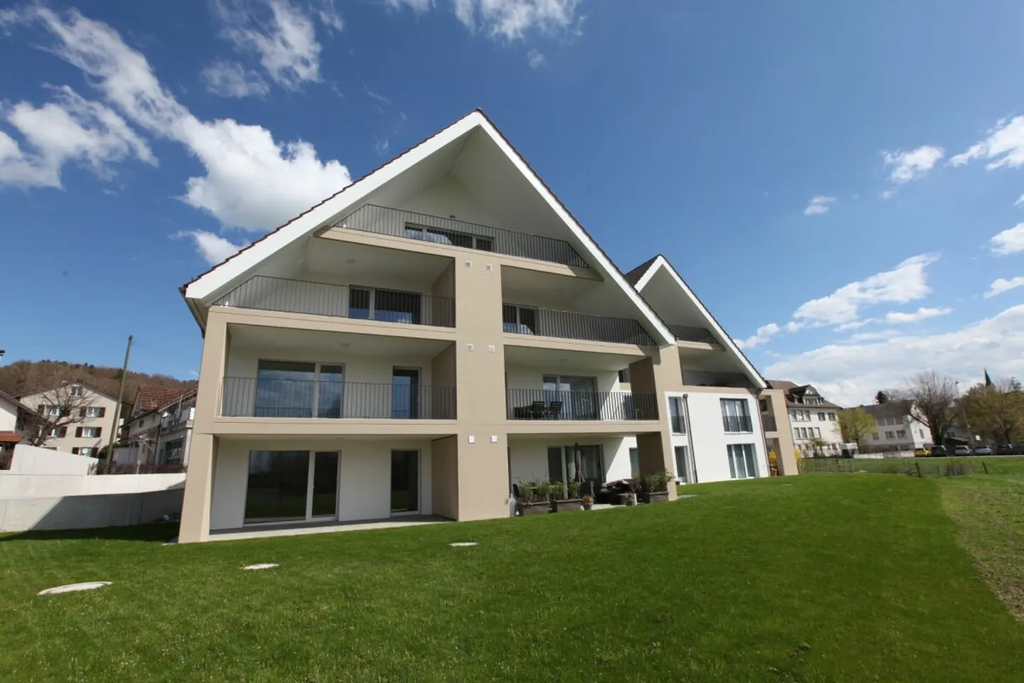 Appartement confortable de 4,5 pièces avec balcon et vue sur la verdure. - Photo 2 sur 11