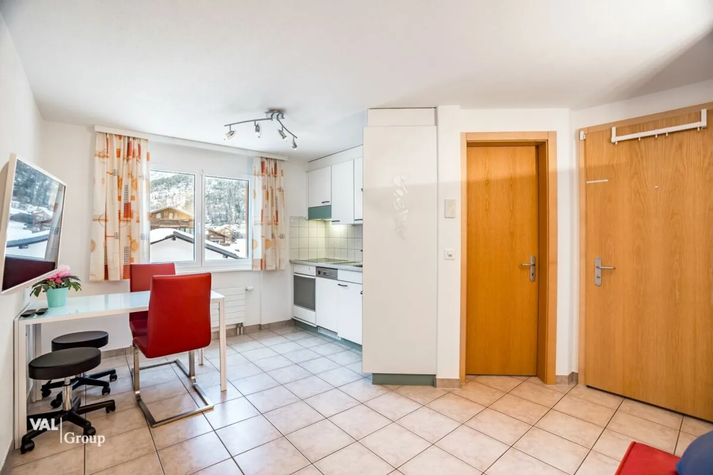 Bright apartment with mountain panorama and charm - Photo 2 of 13