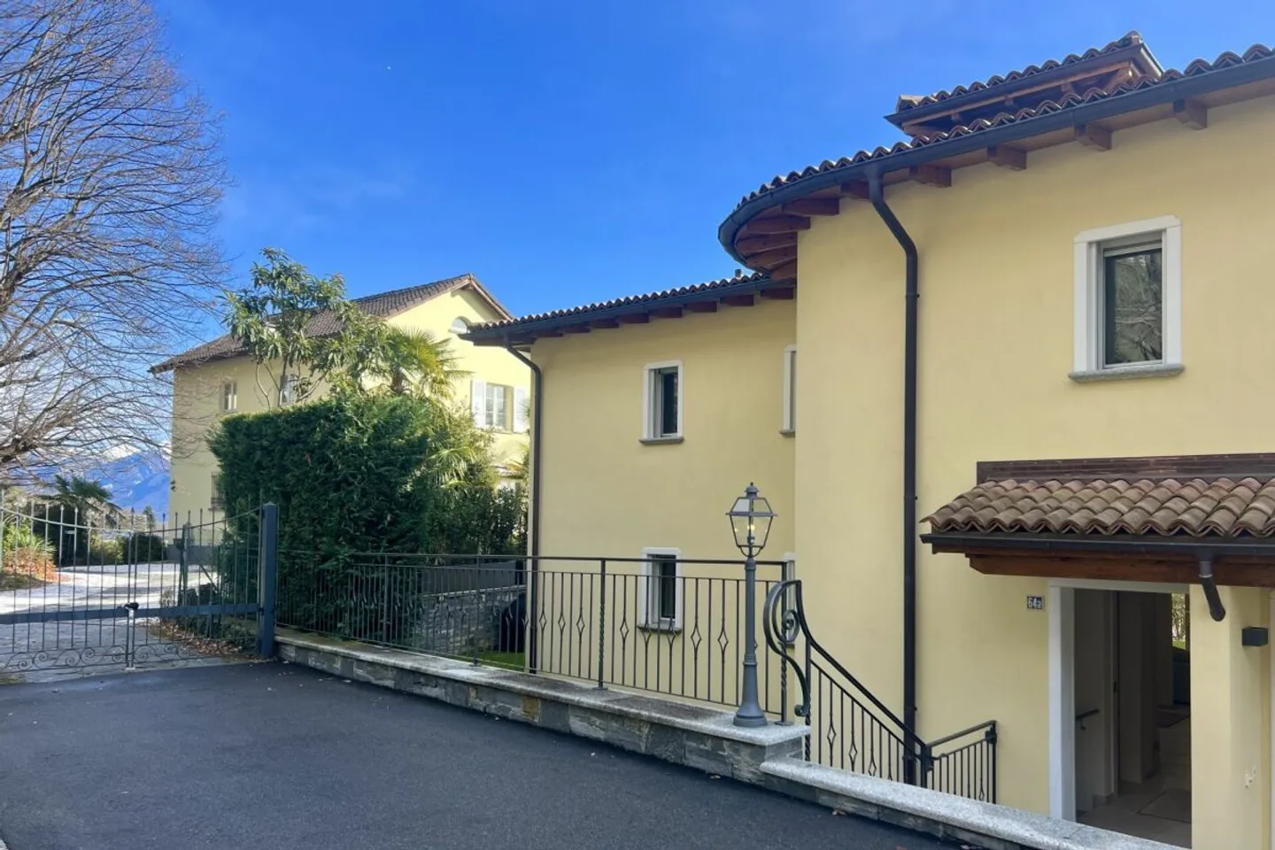 Elegante metà villa con vista lago a 180°, piscina privata e bel giardino - Foto 12 di 13