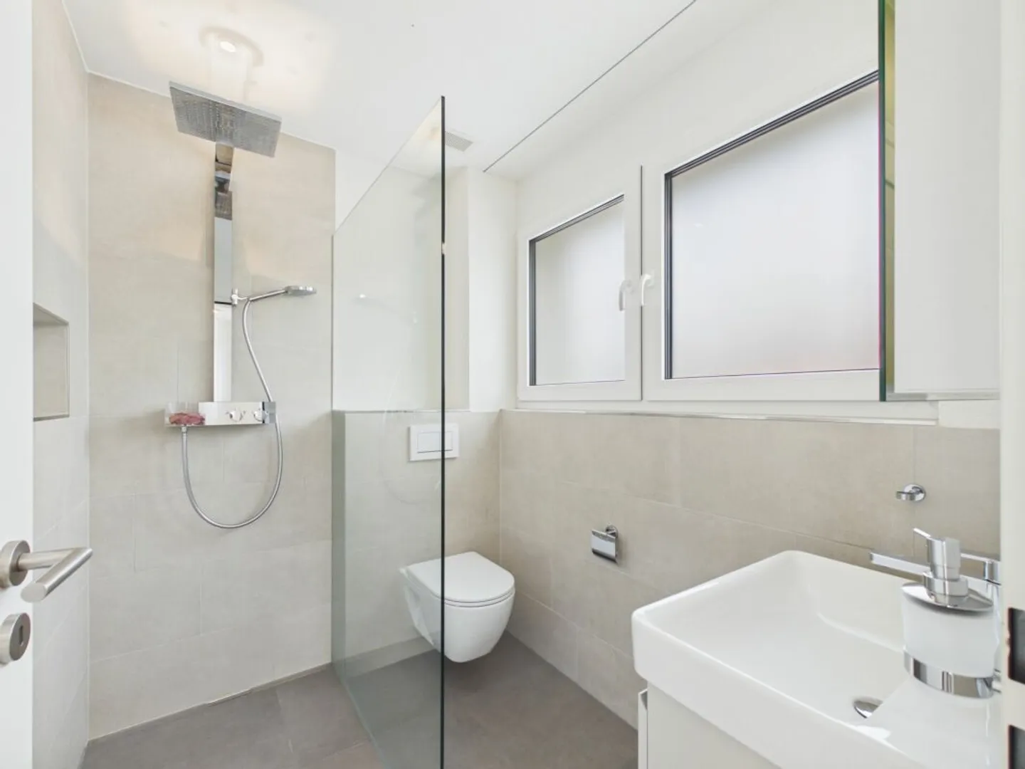 Exclusive penthouse apartment with various extras such as huge terrace and oversized parking spaces, etc. - Photo 8 of 13
