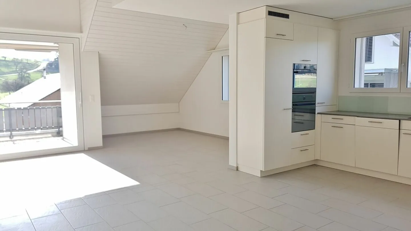 Appartement en duplex moderne de 4,5 pièces avec galerie, deux salles de bains et balcon ensoleillé - Photo 2 sur 11