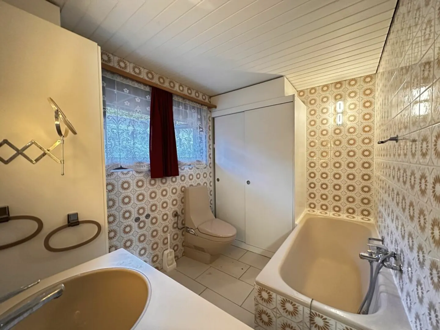 Single-family house in a beautiful residential area with great views - Photo 3 of 13