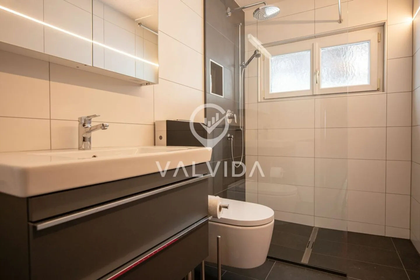 Investir et profiter - appartement rénové de 4,5 pièces avec garage et bail existant - Photo 2 sur 9