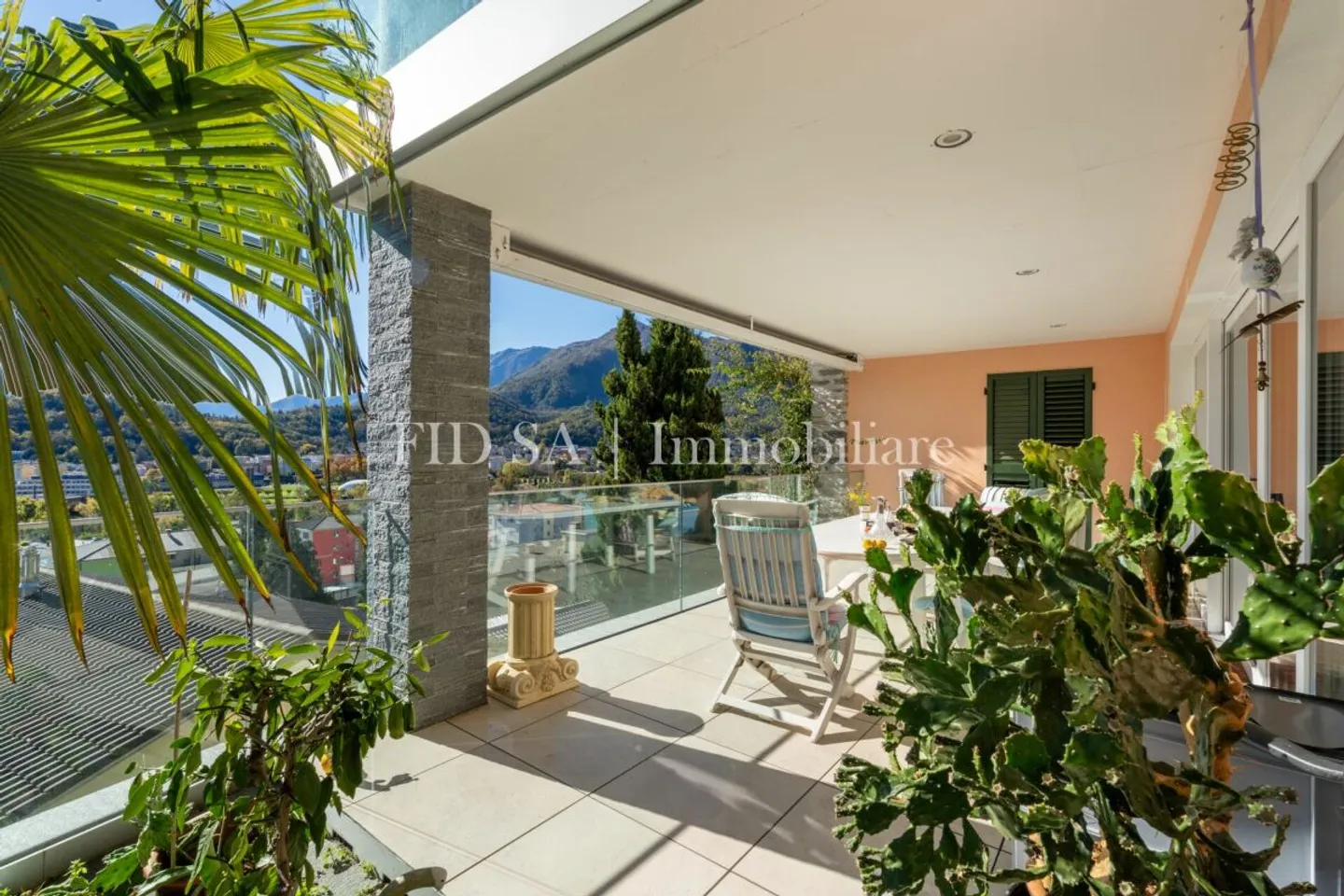 SOLDUNO - Ampio appartamento con vista imprendibile in casa bifamiliare - Photo 3 of 13