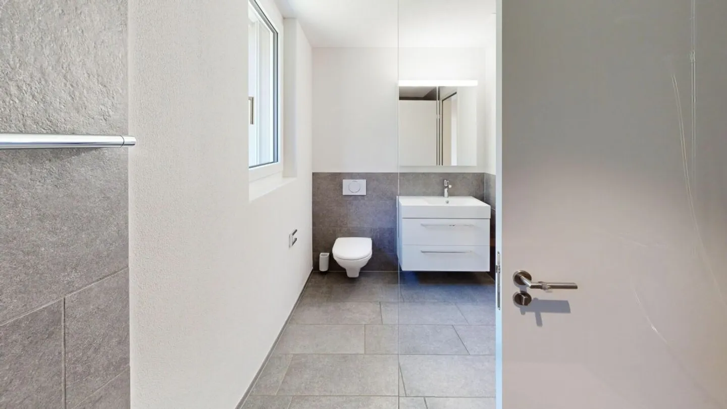 3.5-Room Garden Apartment with 242 m² Private Garden and Separate Entrance - Photo 9 of 13