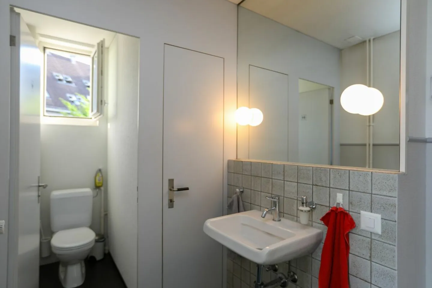 Commercial building in a central location for rent - Photo 10 of 13