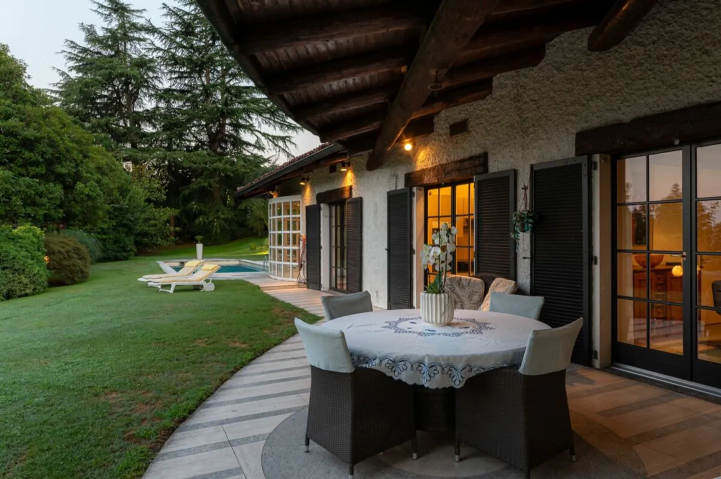 Elegante ed esclusiva villa con Ampio Giardino, Piscina e Privacy Assoluta - Photo 8 sur 13