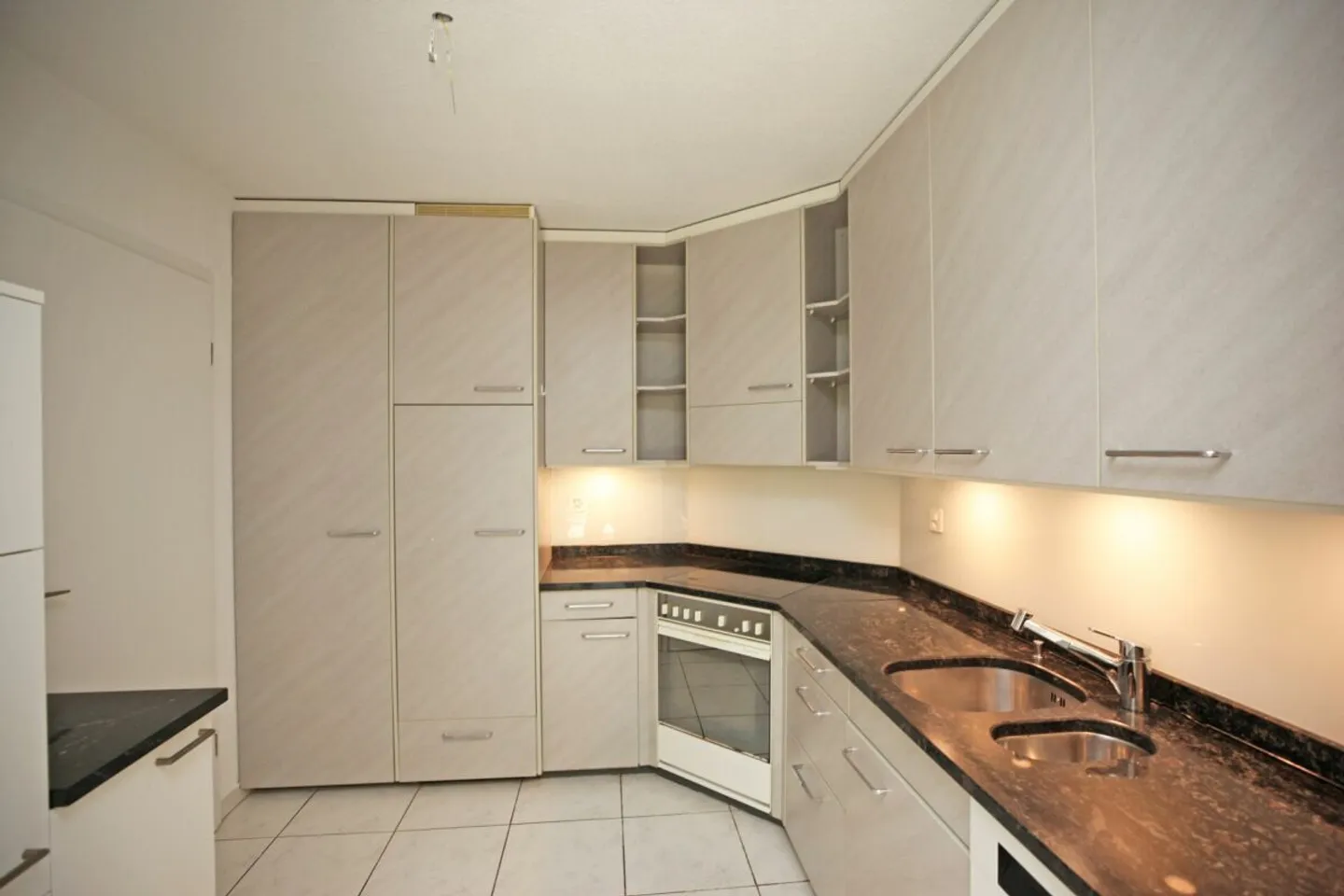 Ruhiges Wohnen neben dem Zentrum von  Urtenen-Schönbühl  4.5-Zimmer-Erdgeschosswohnung - Foto 3 di 10