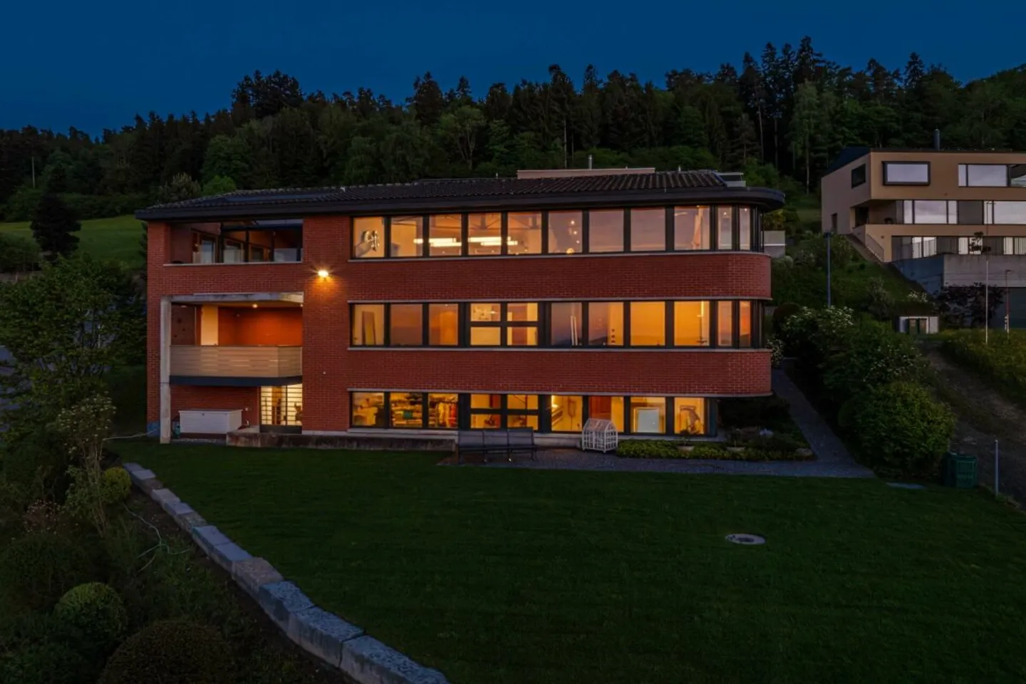 DOVE IL LAGO DIVENTA PANORAMA: ESCLUSIVA VILLA UNIFAMILIARE SU UN AMPIO TERRENO - Foto 2 di 13